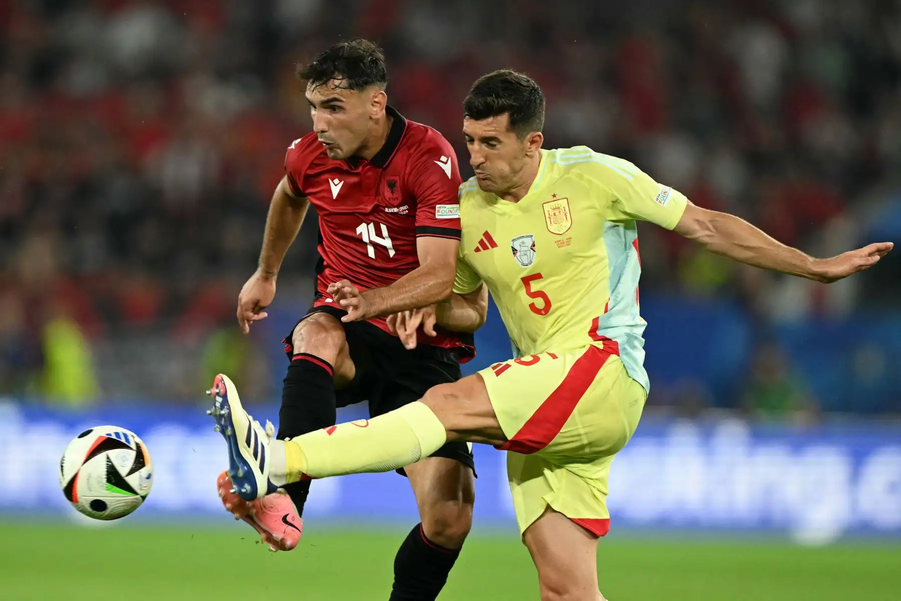 El defensor español Daniel Vivian lucha por el balón con el centrocampista de Albania  Qazim Laci durante el partido de fútbol del Grupo B de la UEFA Euro 2024 entre Albania y España en el Duesseldorf Arena.  Foto: ANDINA/AFP