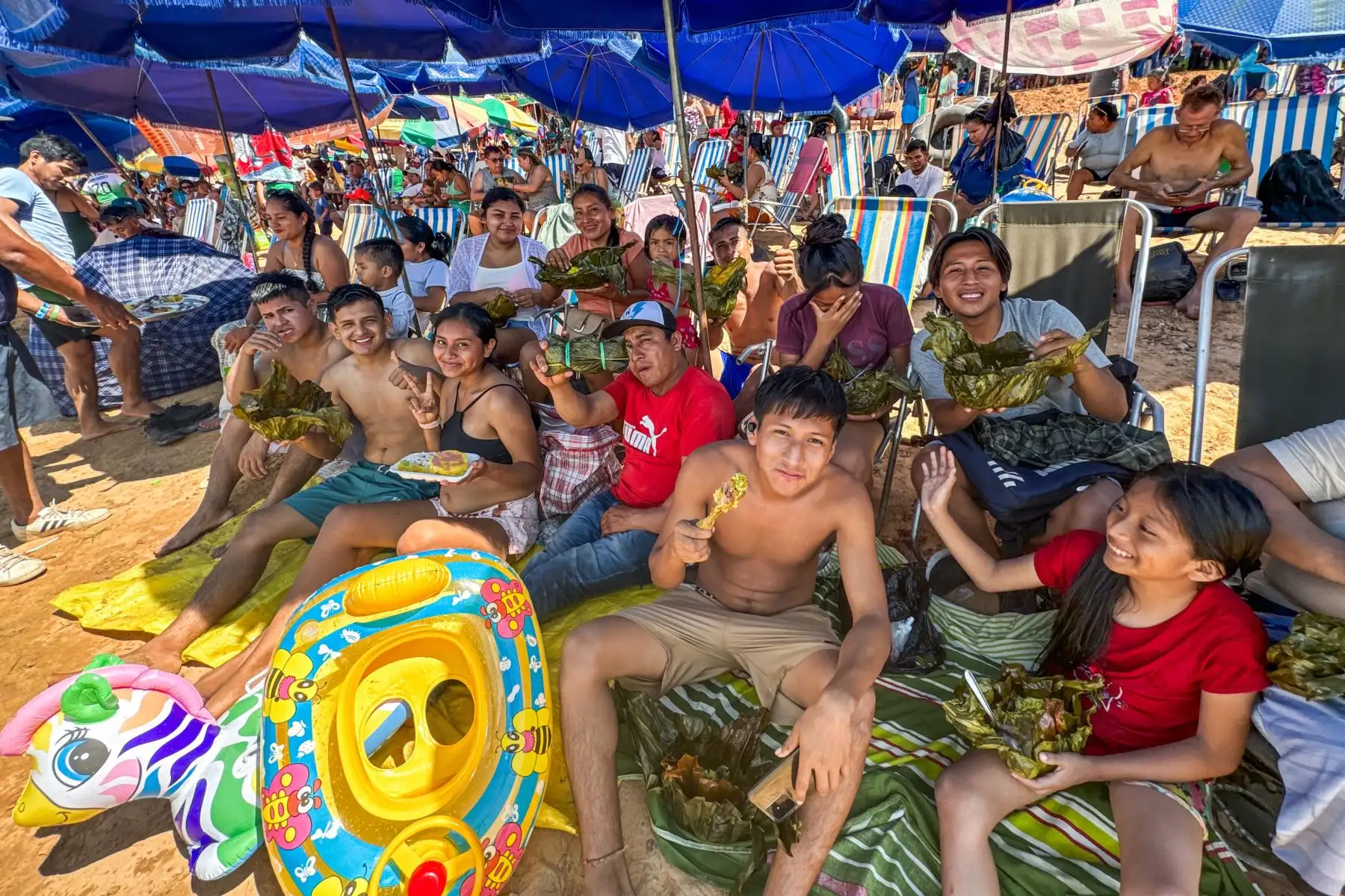 Cientos de personas acudieron masivamente a la playa Yaniracocha en Pucallpa, región Ucayali, para cumplir con el "baño bendito