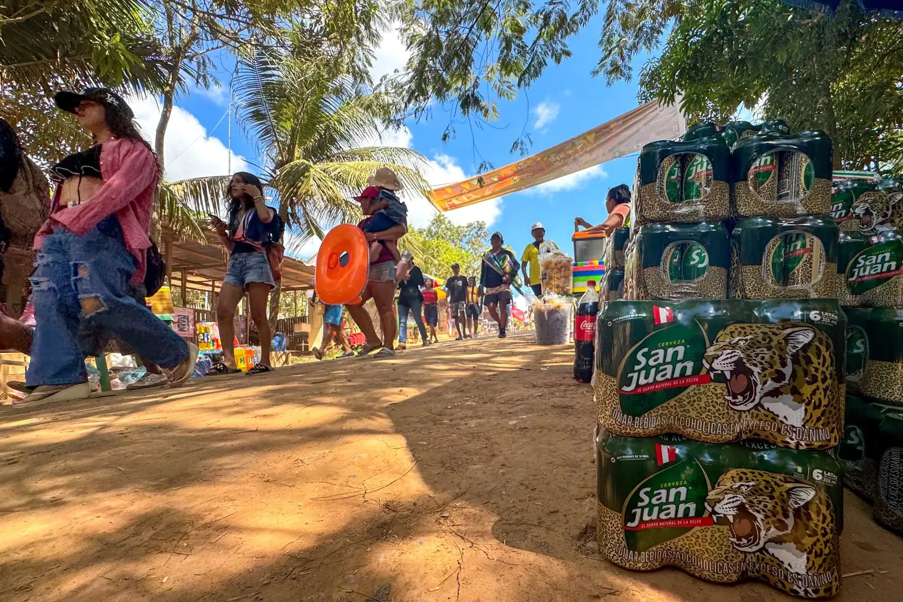 Cientos de personas acudieron masivamente a la playa Yaniracocha en Pucallpa, región Ucayali, para cumplir con el "baño bendito