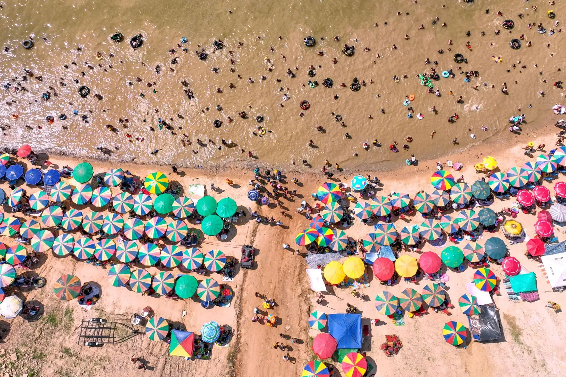 Cientos de personas acudieron masivamente a la playa Yaniracocha en Pucallpa, región Ucayali, para cumplir con el "baño bendito