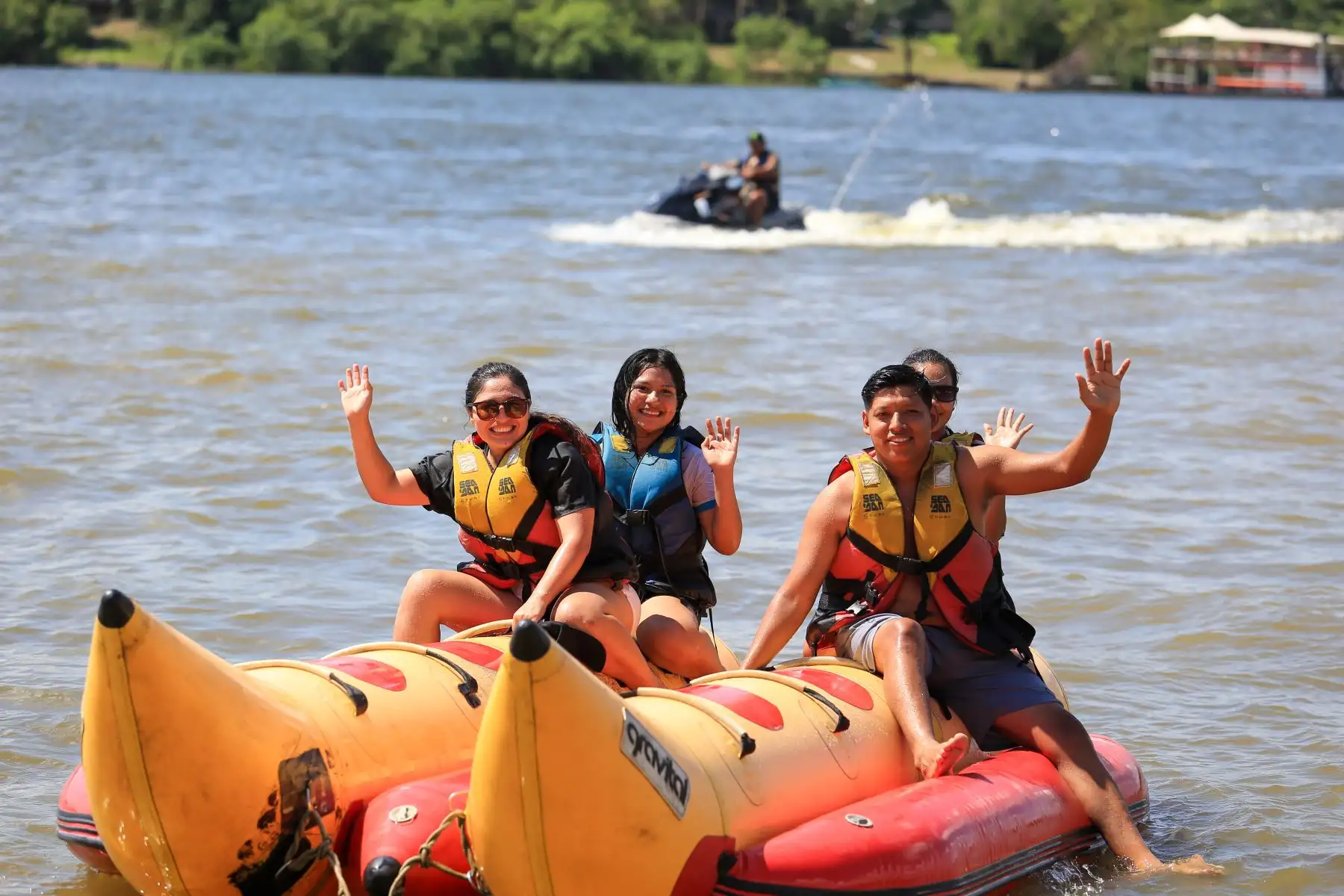 Cientos de personas acudieron masivamente a la playa Yaniracocha en Pucallpa, región Ucayali, para cumplir con el "baño bendito