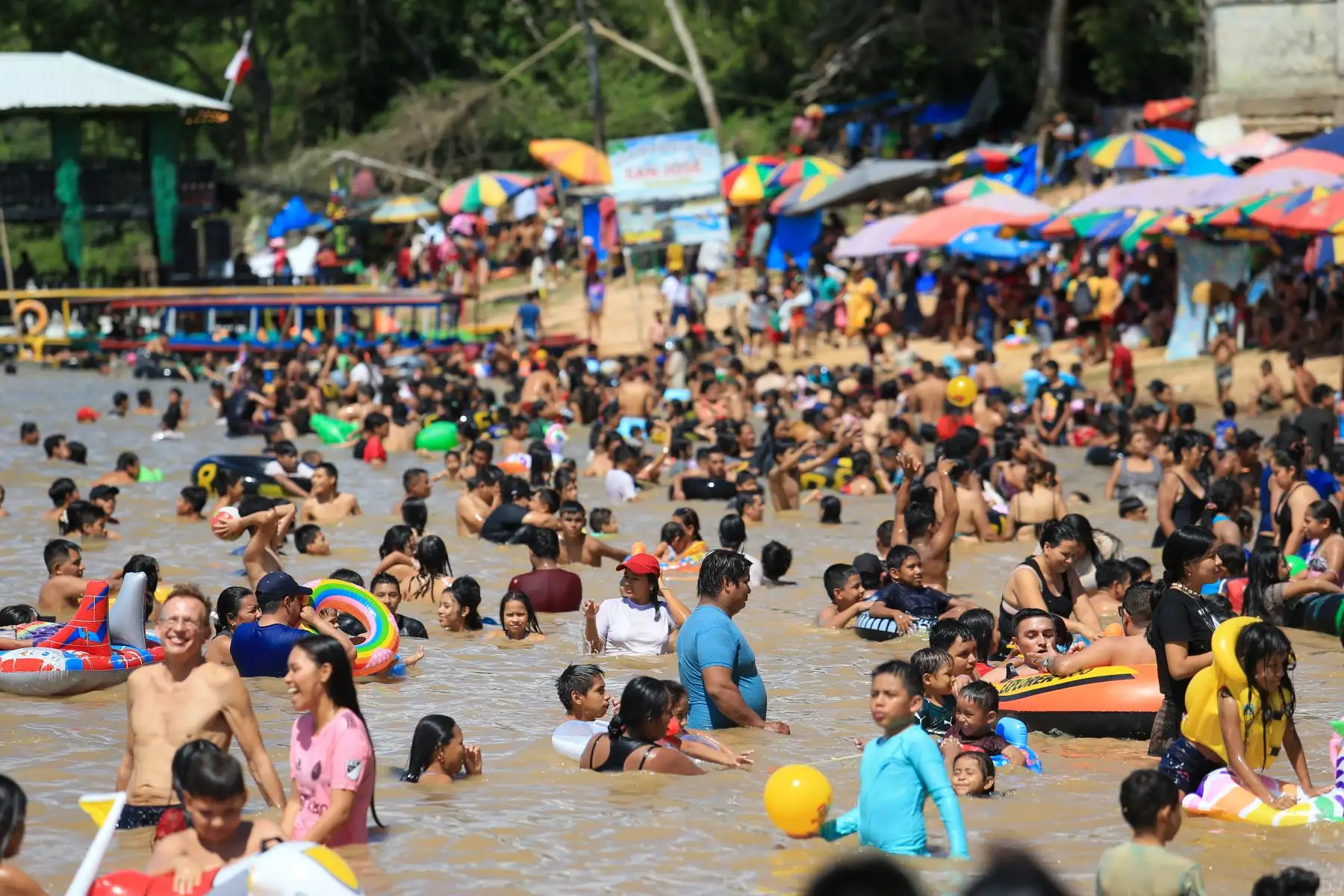 Cientos de personas acudieron masivamente a la playa Yaniracocha en Pucallpa, región Ucayali, para cumplir con el "baño bendito