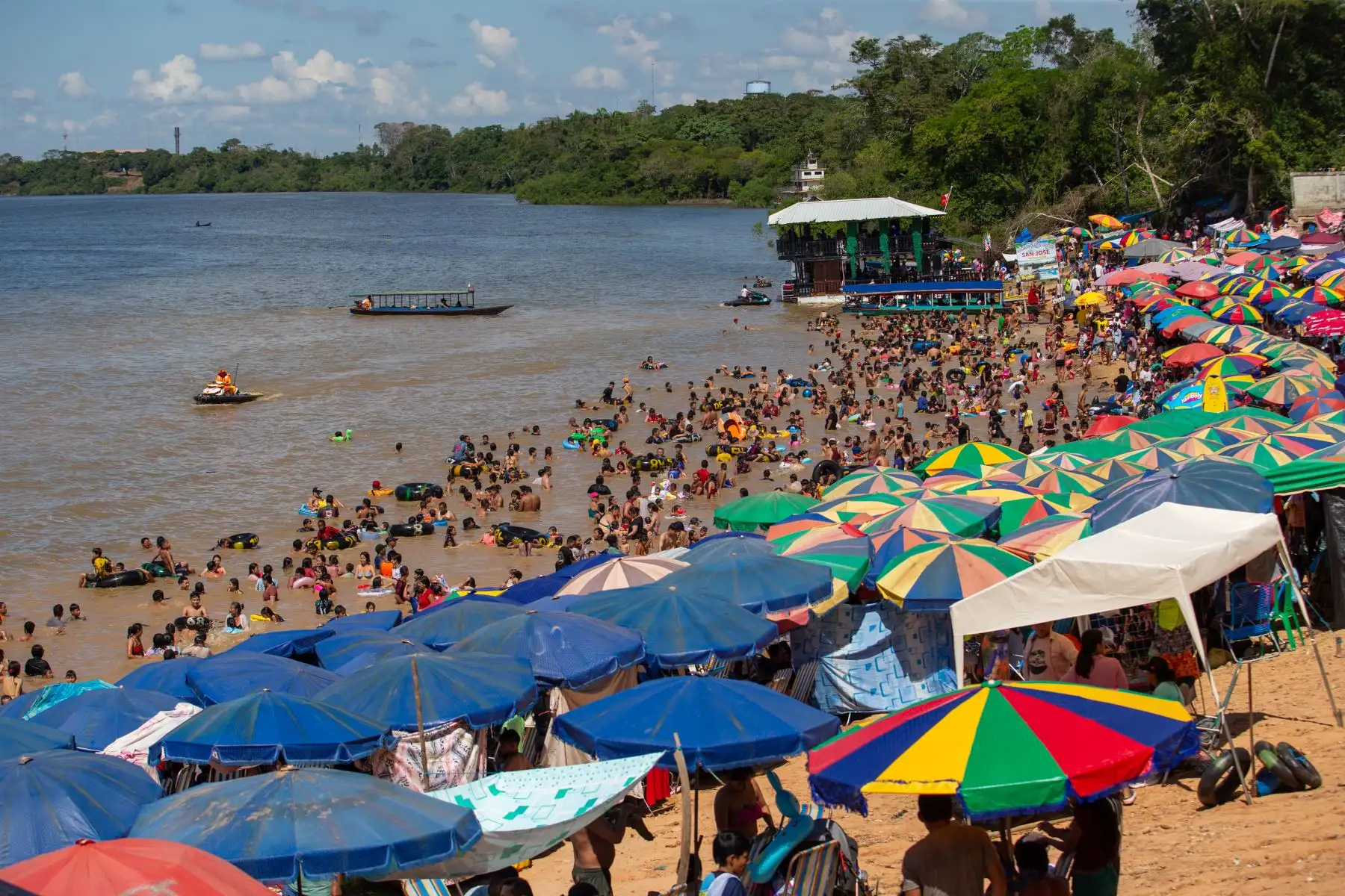 Cientos de personas acudieron masivamente a la playa Yaniracocha en Pucallpa, región Ucayali, para cumplir con el "baño bendito