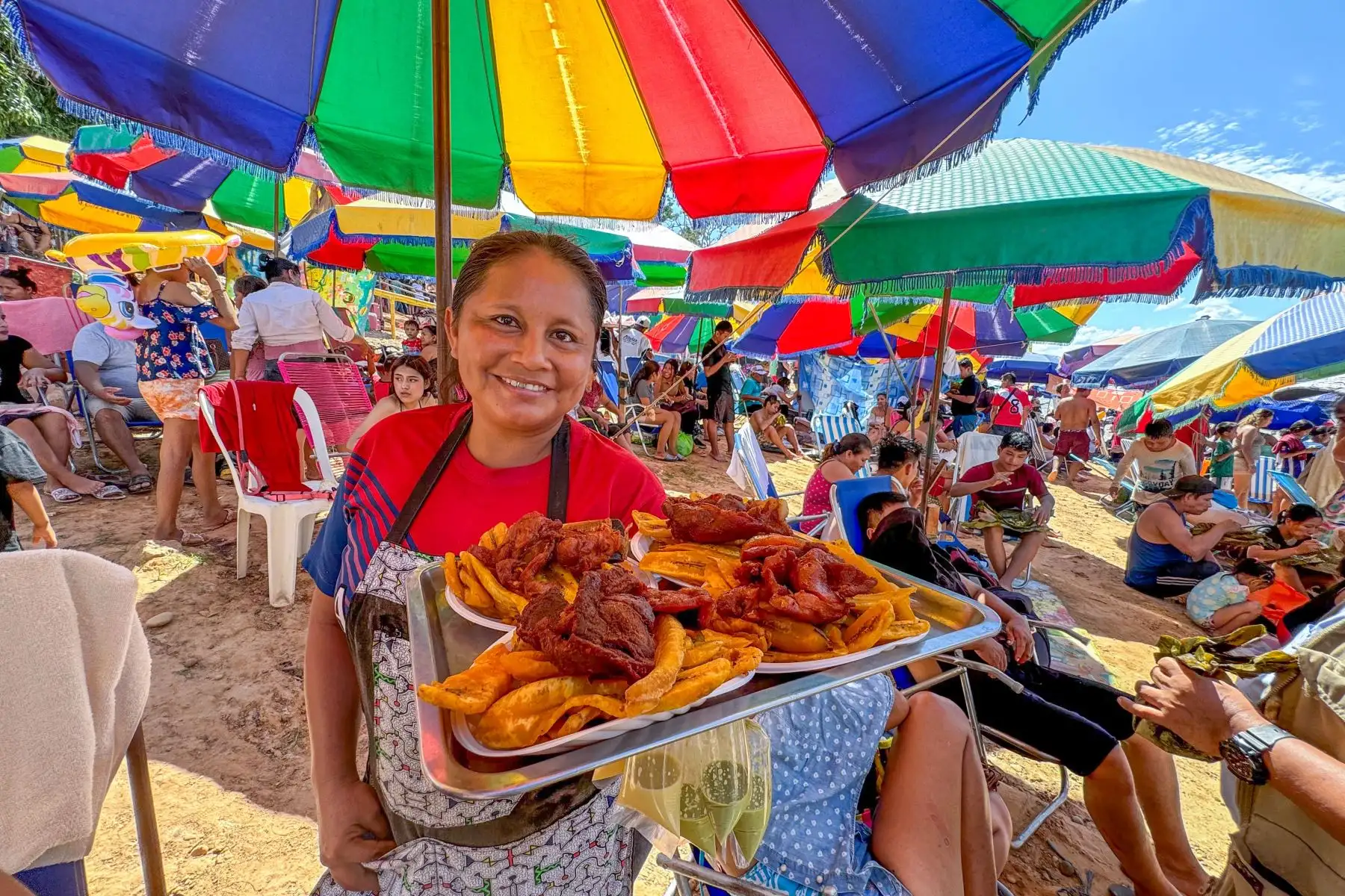 Cientos de personas acudieron masivamente a la playa Yaniracocha en Pucallpa, región Ucayali, para cumplir con el "baño bendito