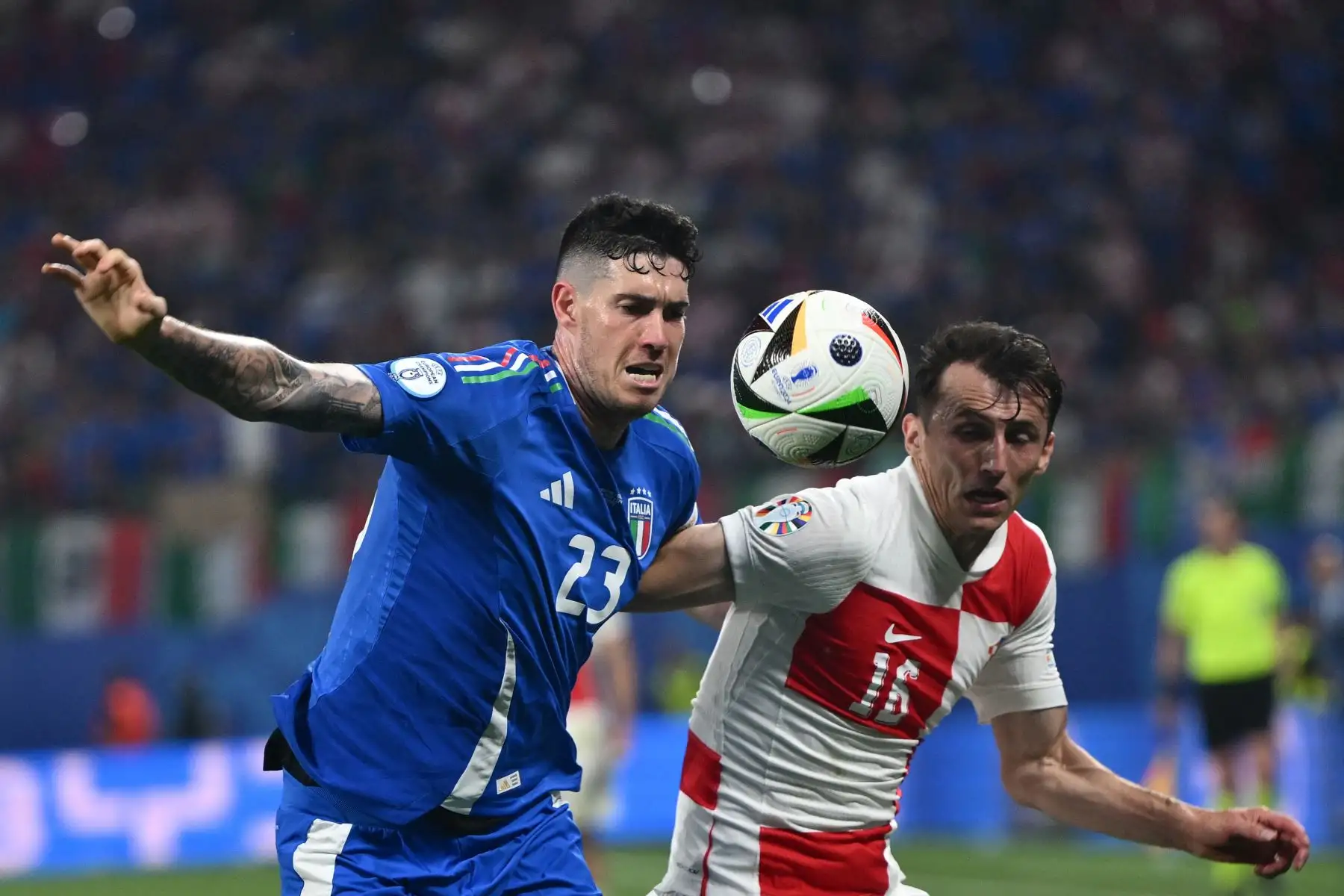 El delantero croata Ante Budimir lucha por el balón con el defensa italiano  Alessandro Bastoni durante el partido de fútbol del Grupo B de la UEFA Euro 2024 entre Croacia e Italia en el estadio de Leipzig: ANDINA/AFP