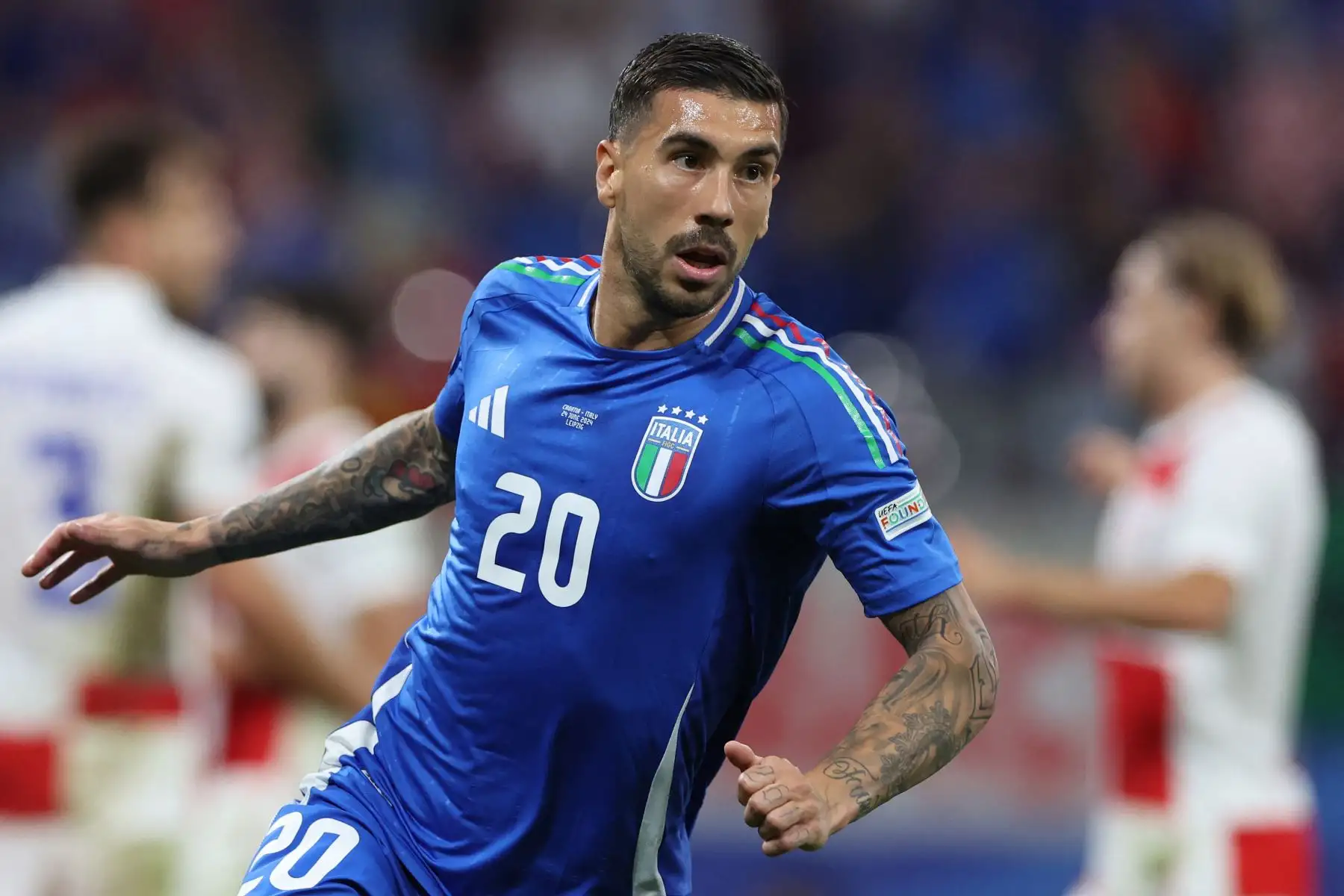 El delantero italiano  Mattia Zaccagni celebra marcar el primer gol de su equipo durante el partido de fútbol del Grupo B de la UEFA Euro 2024 entre Croacia e Italia en el estadio de Leipzig. Foto :ANDINA/AFP)