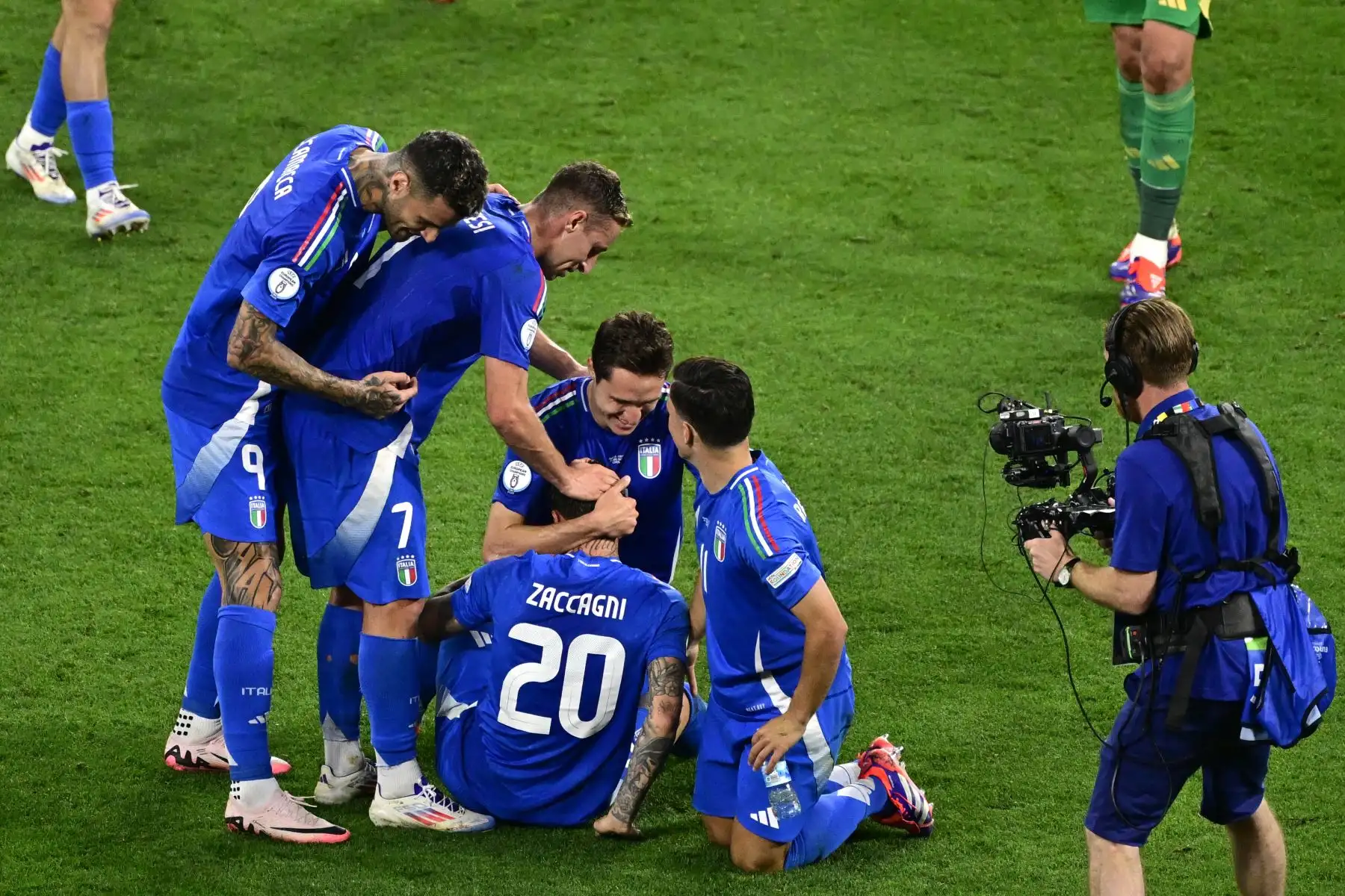 El delantero italiano Mattia Zaccagni celebra con sus compañeros el primer gol de su equipo durante el partido de fútbol del Grupo B de la UEFA Euro 2024 entre Croacia e Italia en el estadio de Leipzig. Foto: ANDINA/AFP
