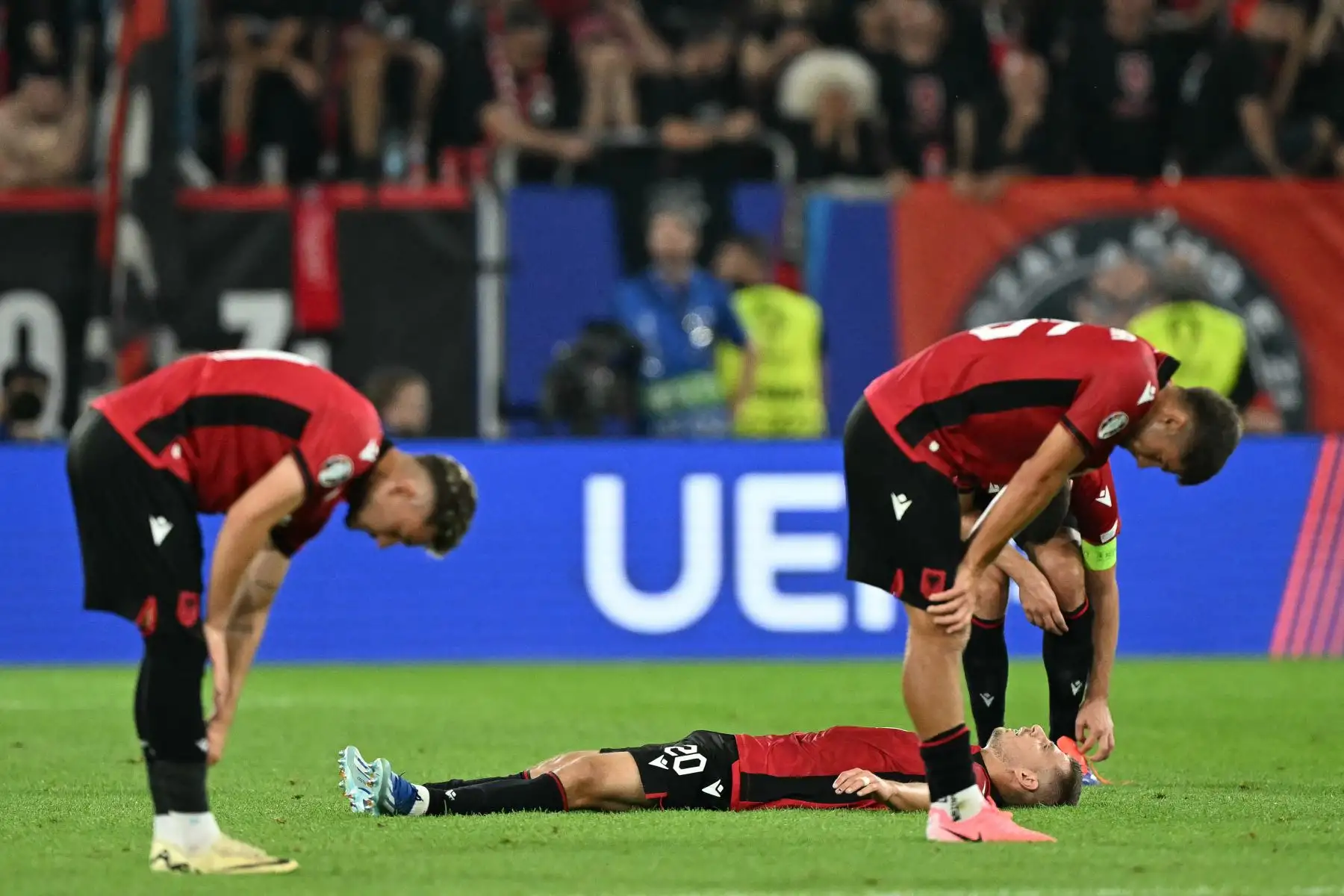 Los jugadores de Albania reaccionan después del partido de fútbol del Grupo B de la UEFA Euro 2024 entre Albania y España en el Duesseldorf Arena.  Foto: ANDINA/AFP