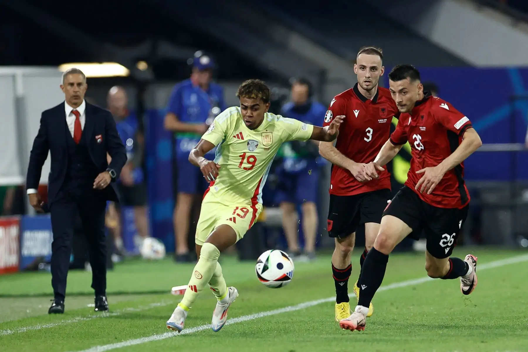 El delantero español  Lamine Yamal está marcado por el delantero albanés Arber Hoxha durante el partido de fútbol del Grupo B de la UEFA Euro 2024 entre Albania y España en el Duesseldorf Arena. Foto: ANDINA/AFP