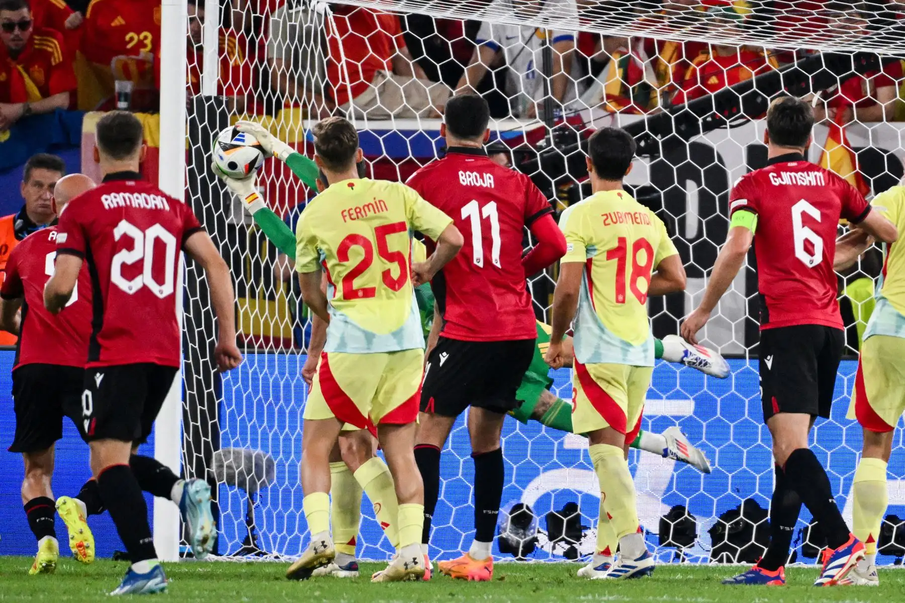 El portero español David Raya (trasero) detiene un tiro durante el partido de fútbol del Grupo B de la UEFA Euro 2024 entre Albania y España en el Duesseldorf Arena. Foto: ANDINA/AFP