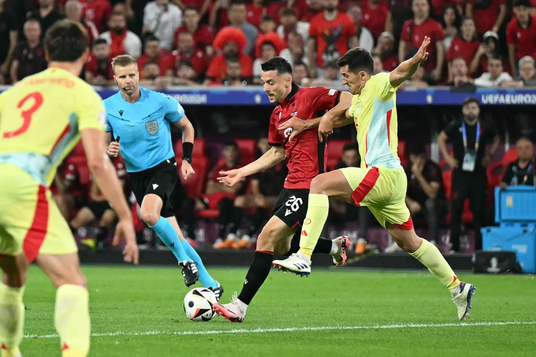 El defensor español Daniel Vivian lucha por el balón con el delantero de Albania Arber Hoxha durante el partido de fútbol del Grupo B de la UEFA Euro 2024 entre Albania y España en el Duesseldorf Arena. 
Foto : ANDINA/AFP