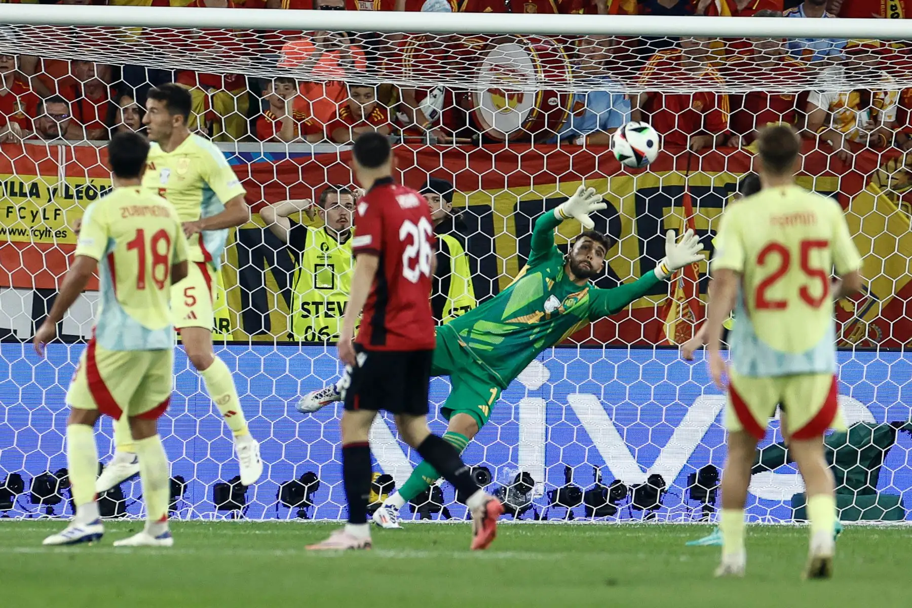 El portero español  David Raya se lanza para salvar un tiro durante el partido de fútbol del Grupo B de la UEFA Euro 2024 entre Albania y España en el Duesseldorf Arena. Foto: ANDINA/ AFP