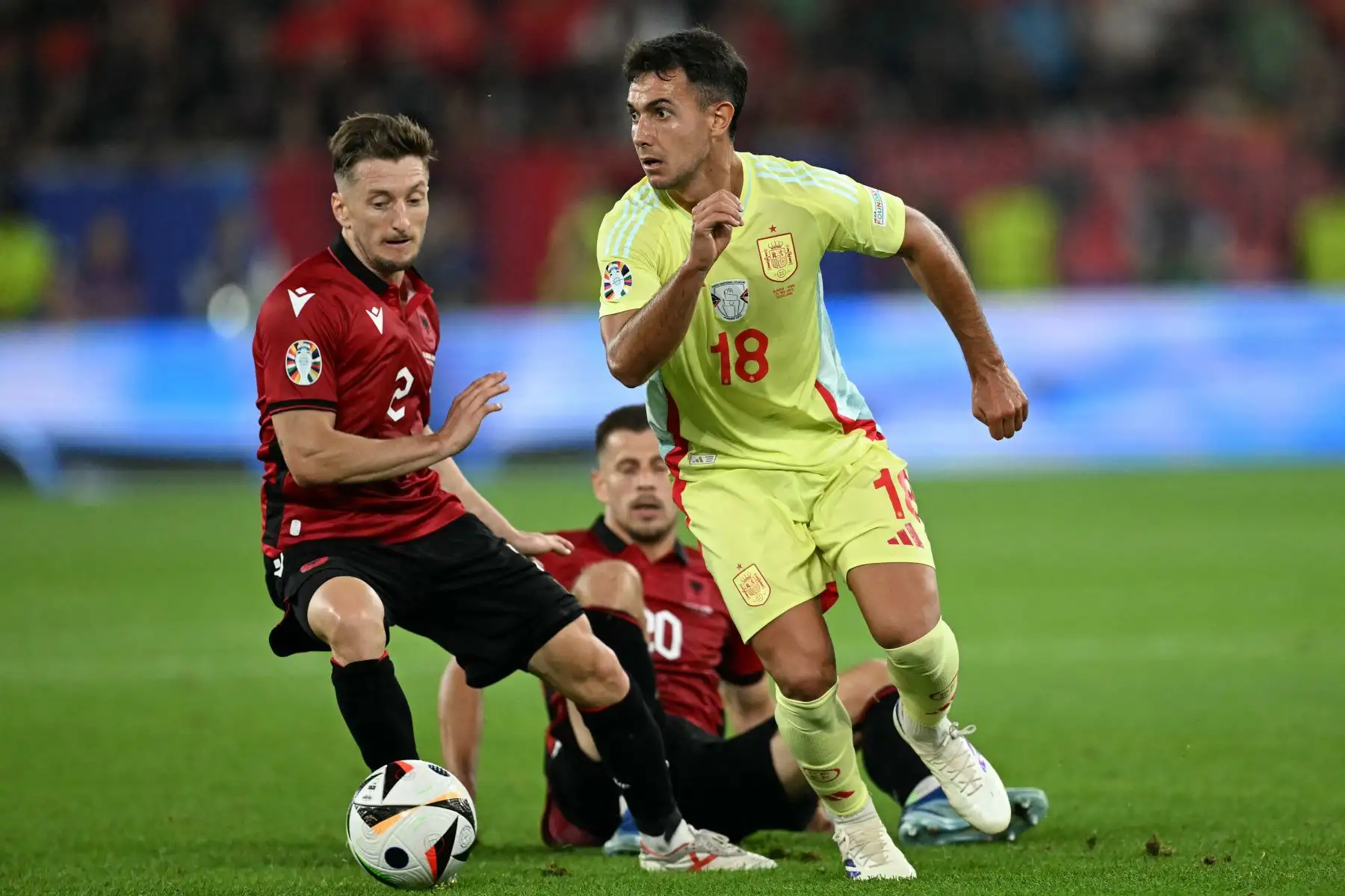 El centrocampista español  Martin Zubimendi está marcado por el defensor de Albania Ivan Balliu durante el partido de fútbol del Grupo B de la UEFA Euro 2024 entre Albania y España en el Duesseldorf Arena. Foto: ANDINA/AFP
