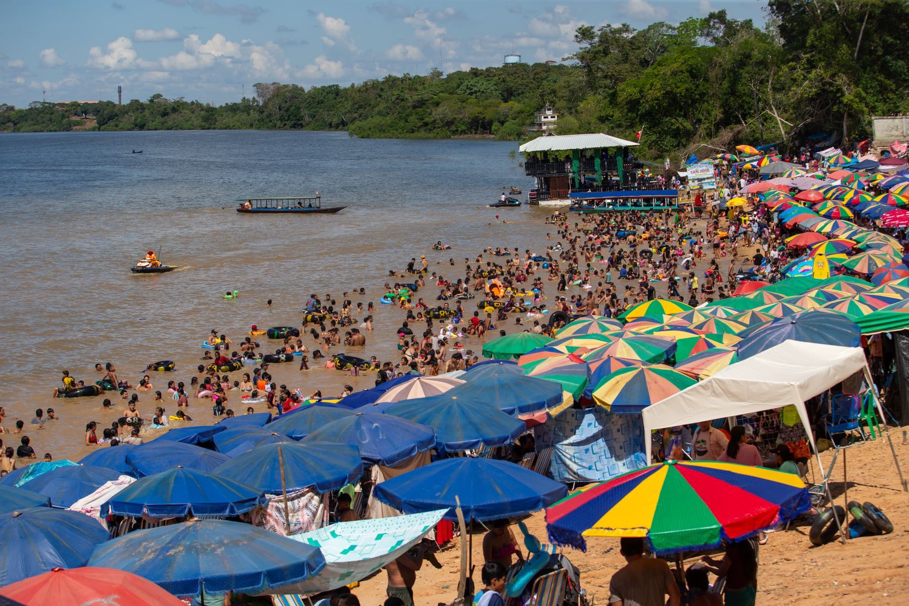 ANDINA/Braian Reyna. Fiesta de San Juan en Ucayali: masiva asistencia de público a playas de Yarinacocha