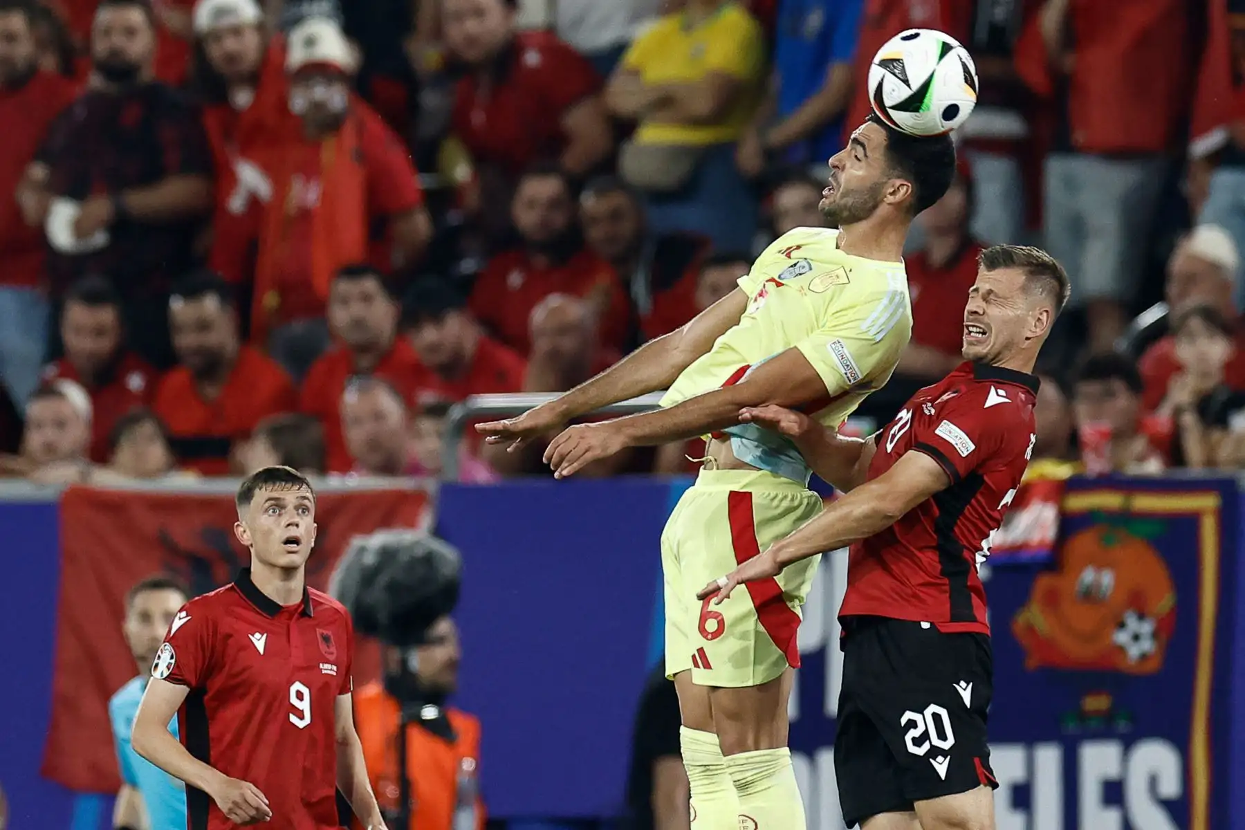 El centrocampista español Mikel Merino lucha por el cabezazo con el centrocampista albanés  Ylber Ramadani durante el partido de fútbol del Grupo B de la UEFA Euro 2024 entre Albania y España en el Duesseldorf Arena. Foto: ANDINA/AFP