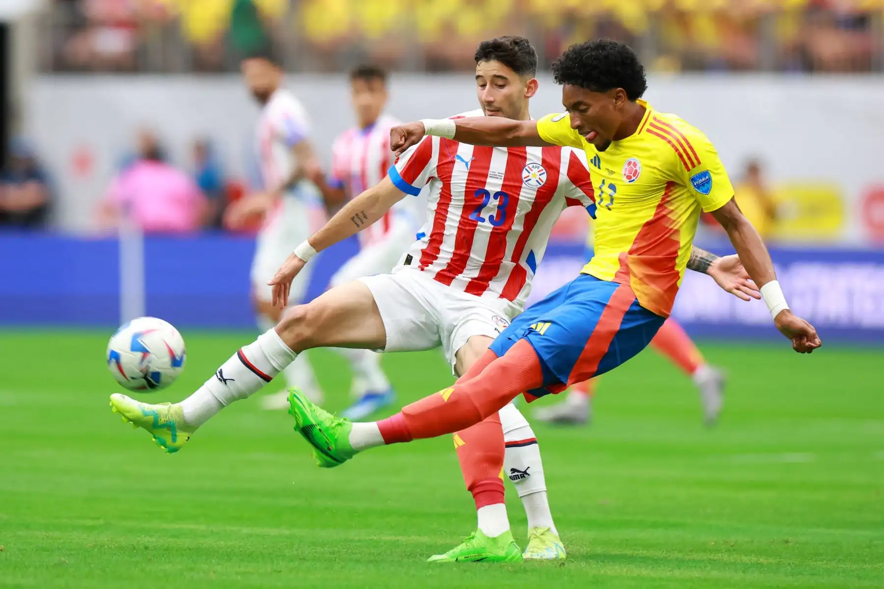 Mathias Villasanti de Paraguay desafía el balón con Johan Mojica de Colombia durante el partido del Grupo D de la CONMEBOL Copa América 2024 entre Colombia y Paraguay. Foto: ANDINA/AFP