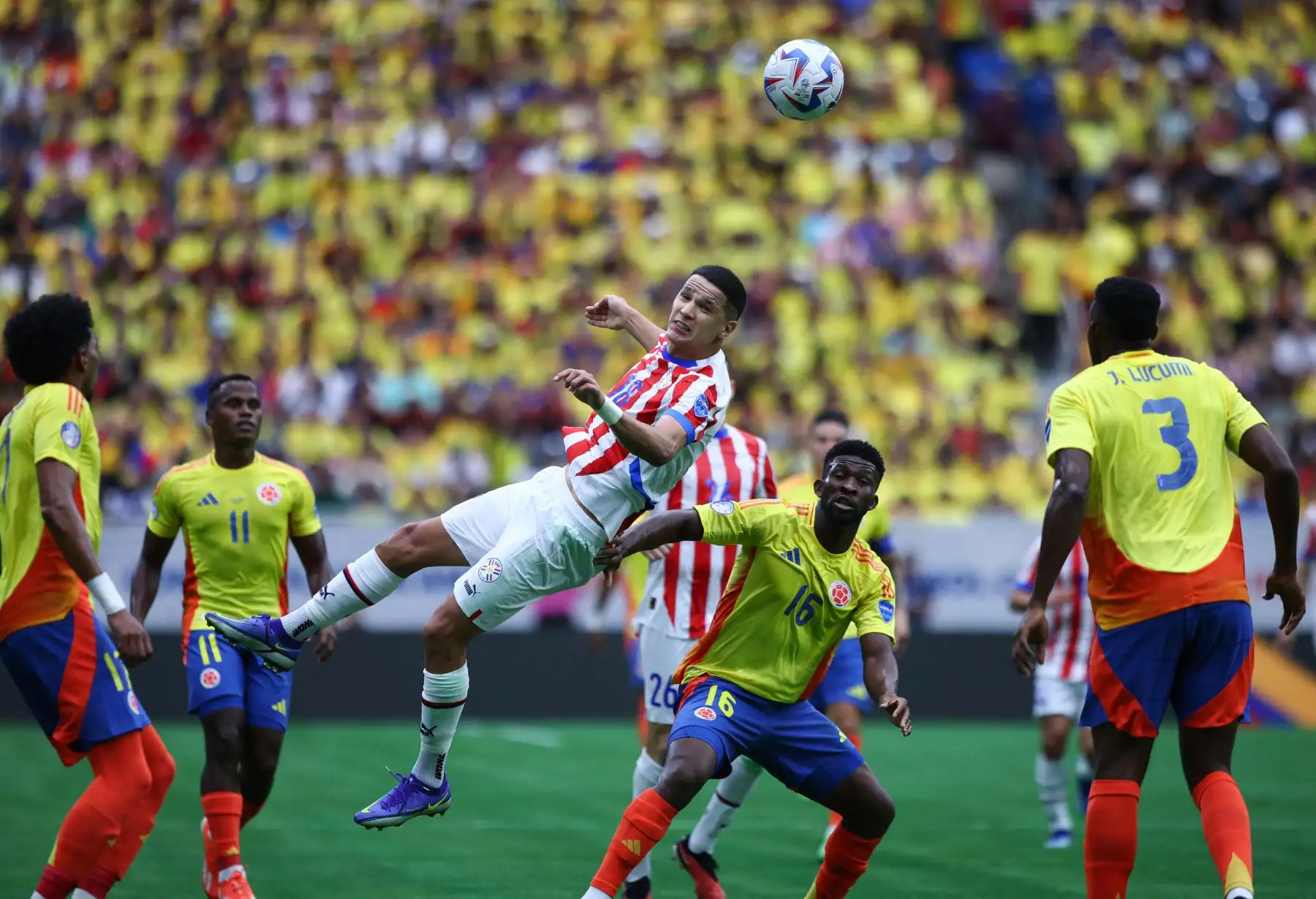 El mediocampista de Colombia Jefferson Lerma y el delantero de Paraguay  Alex Arce compiten por el balón durante el partido de fútbol del grupo D del torneo Copa América Conmebol 2024 entre Colombia y Paraguay. Foto: ANDINA/AFP