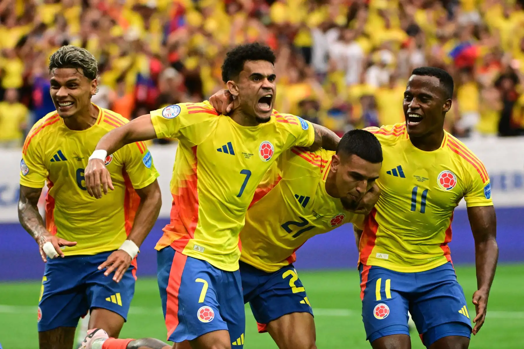 Daniel Muñoz de Colombia celebra con su compañero Luis Díaz luego de anotar el primer gol del equipo durante el partido del Grupo D de la CONMEBOL Copa América 2024 entre Colombia y Paraguay. Foto: ANDINA/ AFP