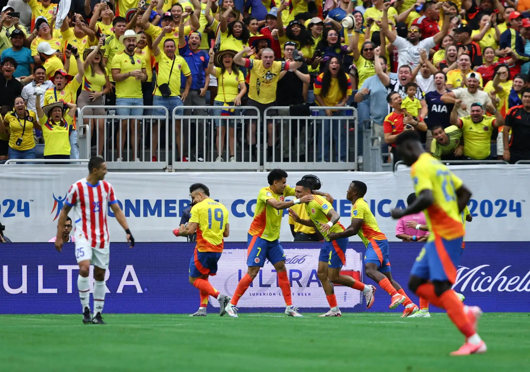 El defensa colombiano Daniel Muñoz celebra marcar el primer gol de su equipo durante el partido de fútbol del grupo D del torneo Copa América Conmebol 2024 entre Colombia y Paraguay. Foto: ANDINA/AFP