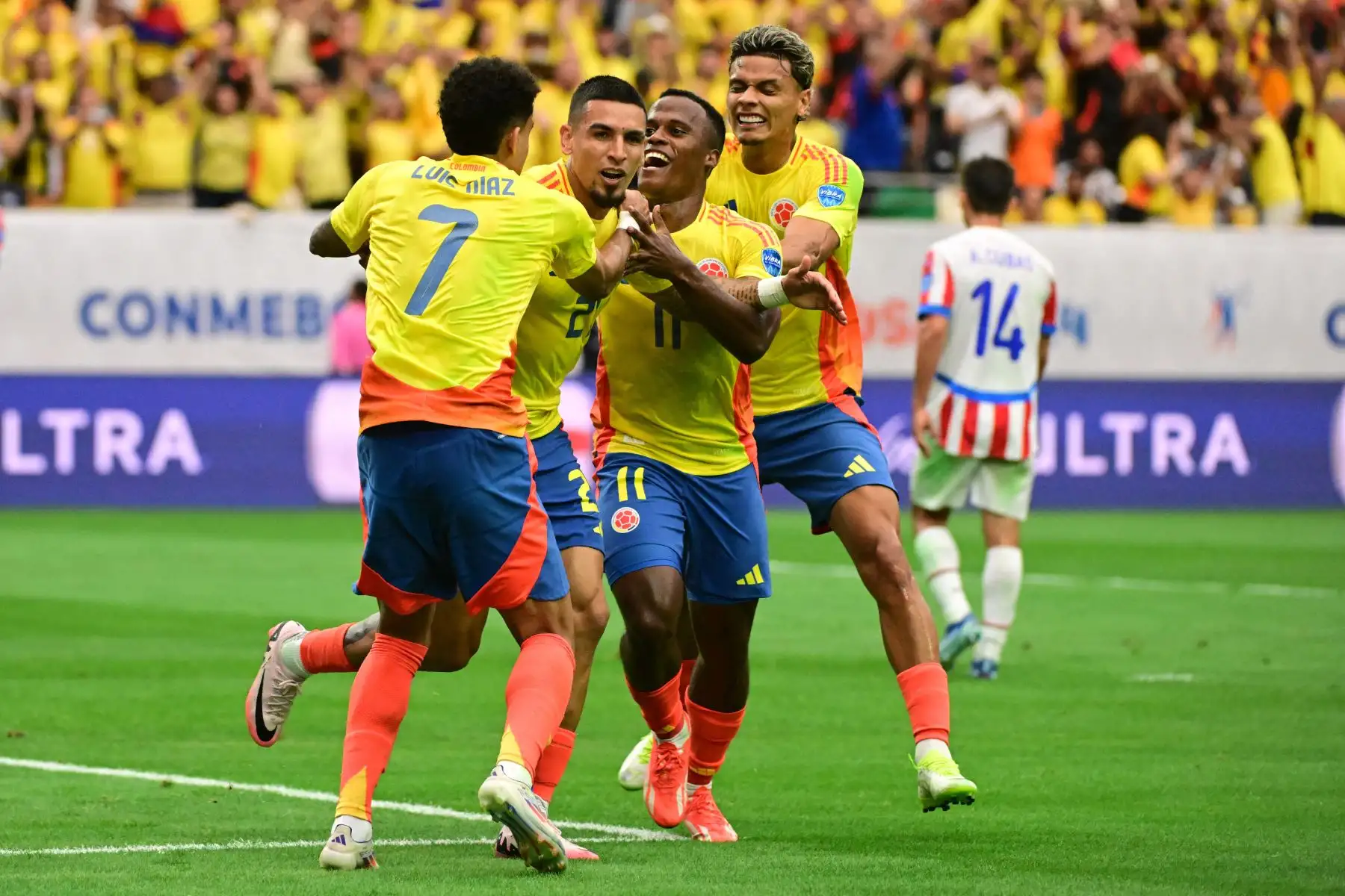 Daniel Muñoz de Colombia celebra con sus compañeros el primer gol del equipo durante el partido del Grupo D de la CONMEBOL Copa América 2024 entre Colombia y Paraguay. 
Foto: ANDINA/AFP