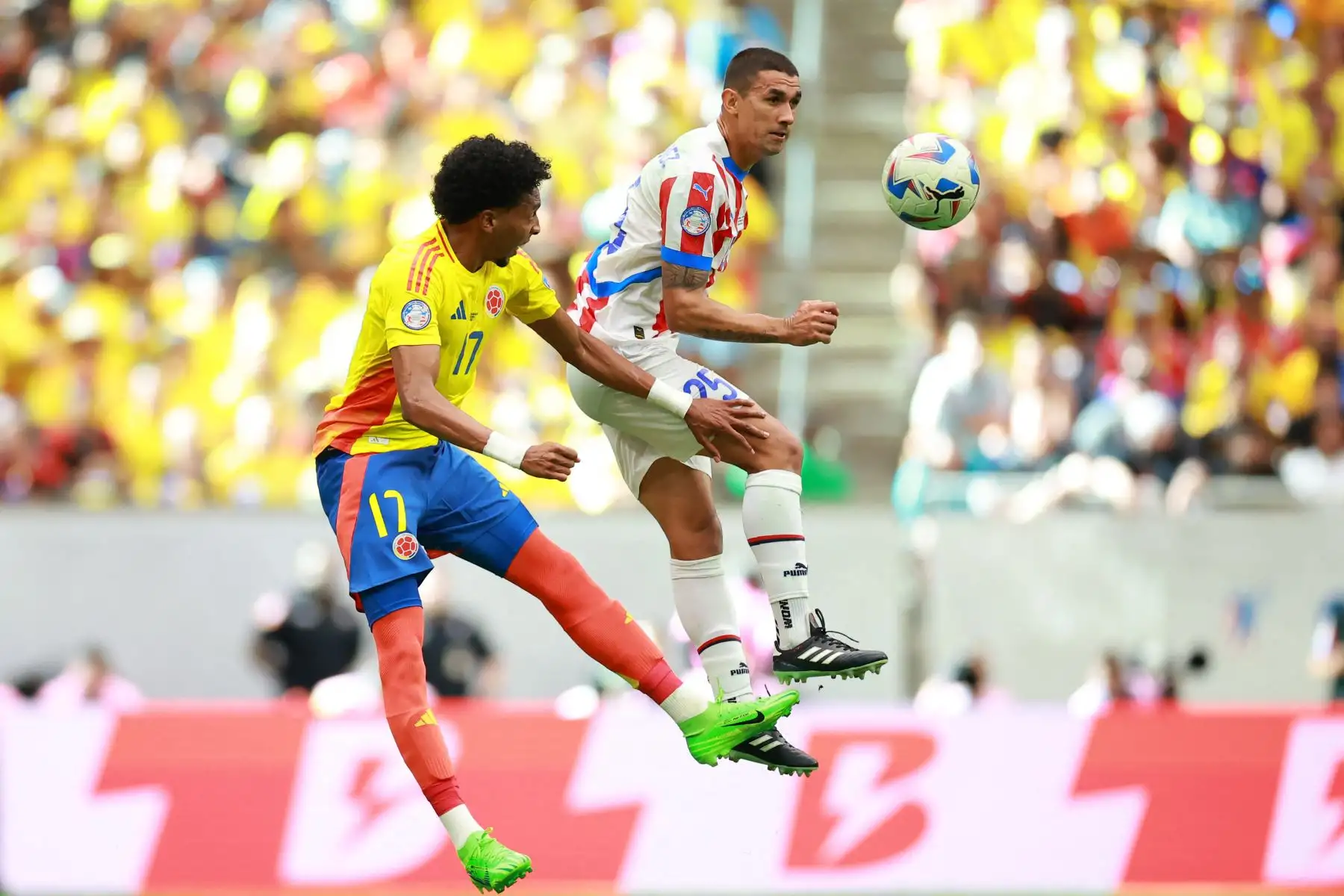 Johan Mojica de Colombia desafía el balón con Gustavo Velázquez de Paraguay durante el partido del Grupo D de la CONMEBOL Copa América 2024 entre Colombia y Paraguay. Foto : ANDINA/AFP