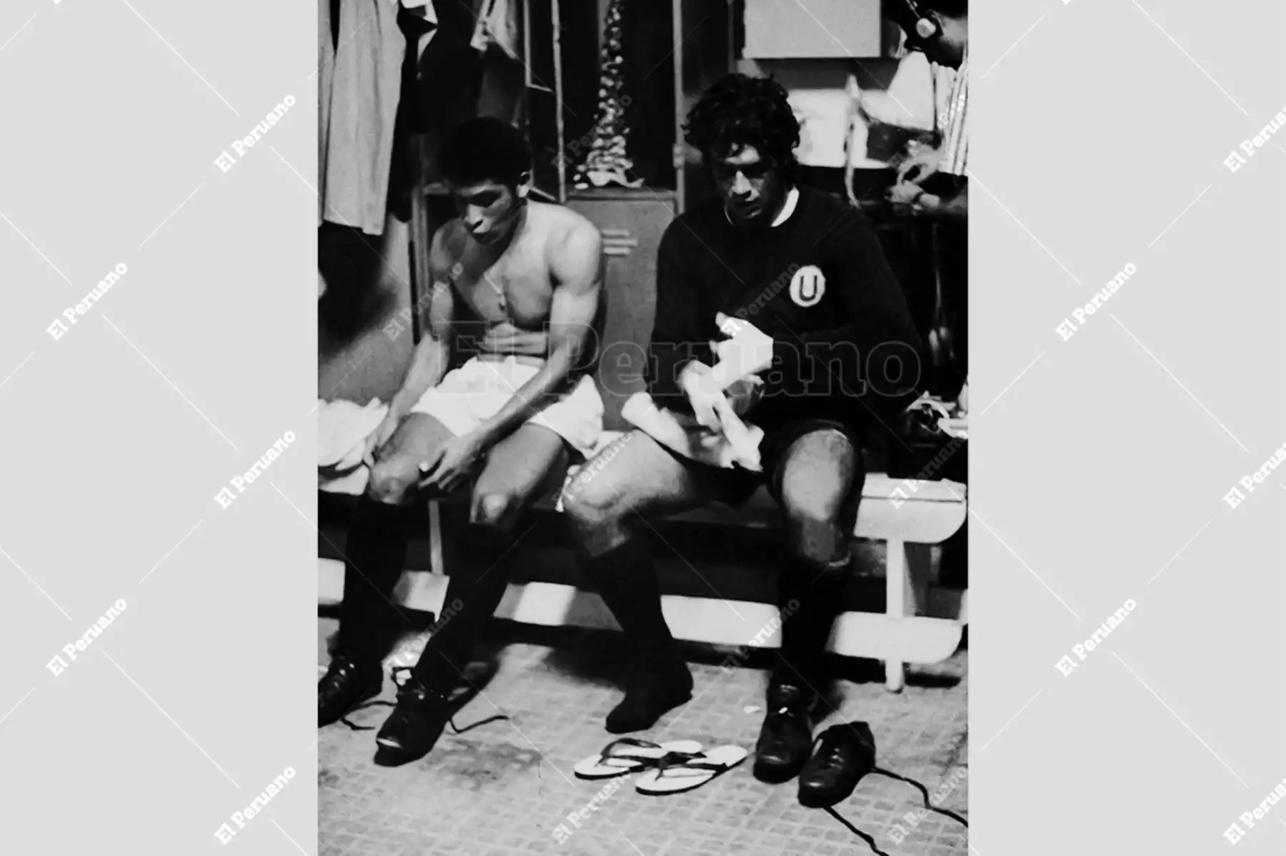 Lima - 17 de mayo 1972 / Héctor Chumpitaz y el arquero Humberto Horacio Ballesteros en los camerinos.  Universitario de Deportes igualó sin goles con Independiente de Avellaneda en la primera final de la Copa Libertadores en el Estadio Nacional. Foto: Archivo Histórico de El Peruano