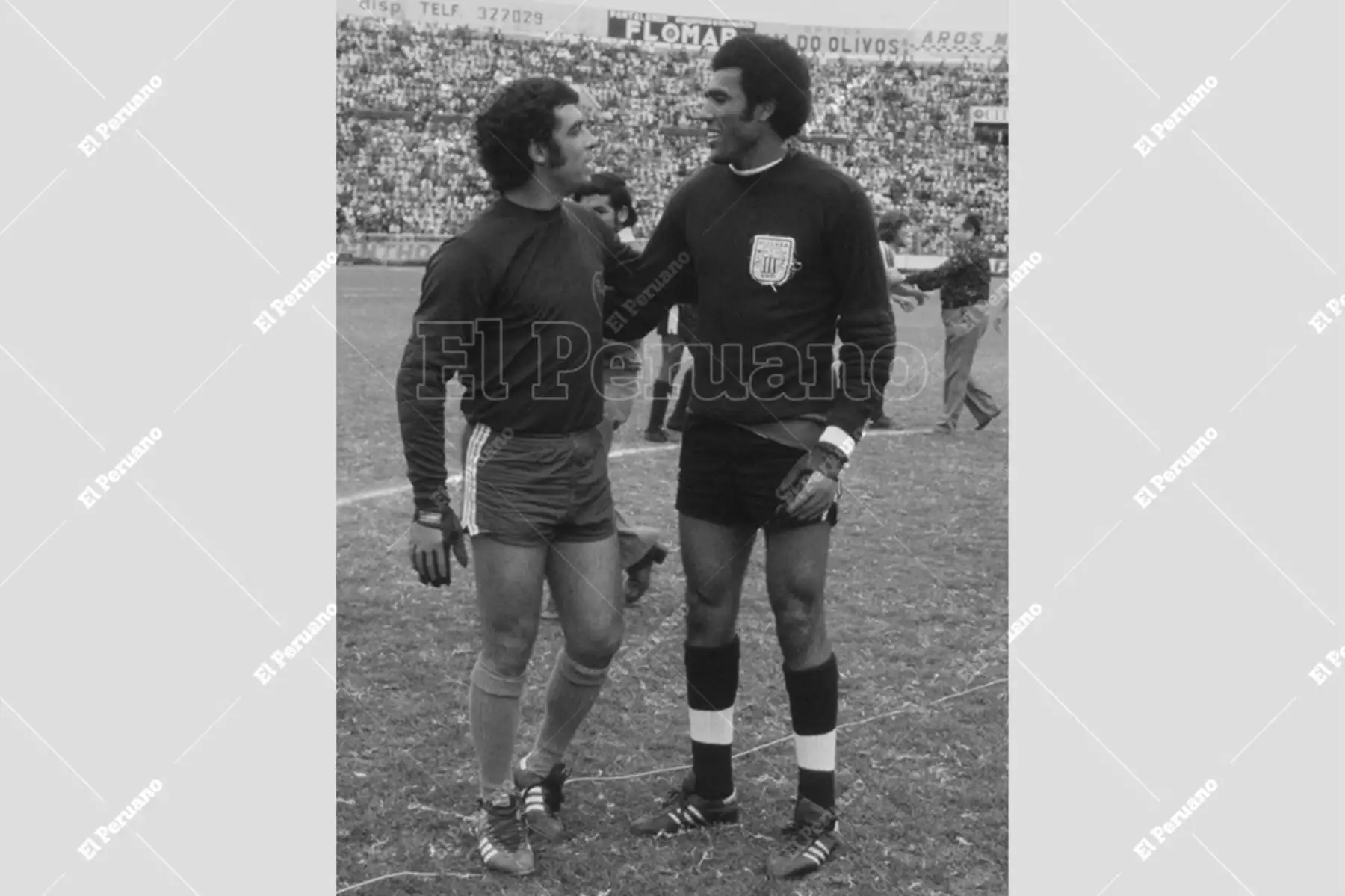 Lima - 15 octubre 1977 / Arqueros Humberto Horacio Ballesteros y José Gonzales Ganoza se saludan antes del encuentro entre Sport Boys y Alianza Lima por el Torneo Descentralizado de fútbol. Foto: Archivo Histórico de El Peruano