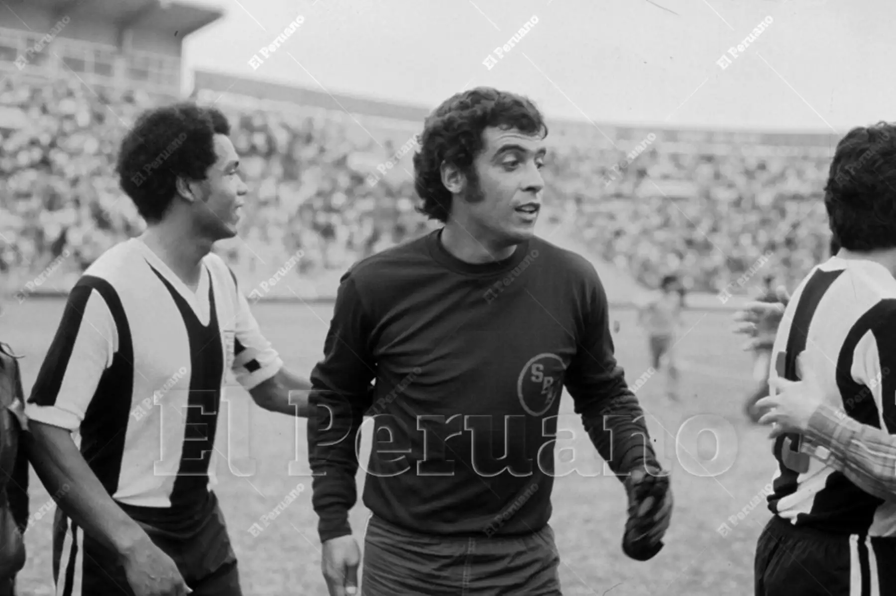 Lima - 15 octubre 1977 / El arquero Humberto Horacio Ballesteros y Teófilo Cubillas. Sport Boys y Alianza Lima jugaron por el Torneo Descentralizado de fútbol. Foto: Archivo Histórico de El Peruano