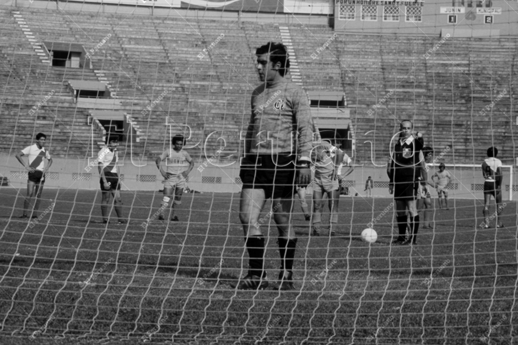 Lima -  1978 / Humberto Horacio Ballesteros, arquero del Deportivo Municipal, se cuadra en el arco antes de un tiro penal en el Estadio Nacional. Foto: Archivo Histórico de El Peruano