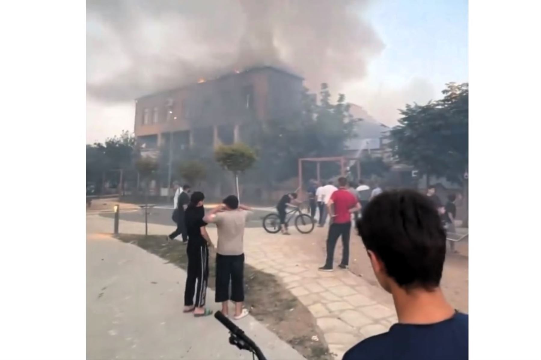 Captura de pantalla de un video aficionado muestra una escena en torno a los ataques en Daguestán, el 23 de junio de 2024. Foto: INTERNET/Medios.