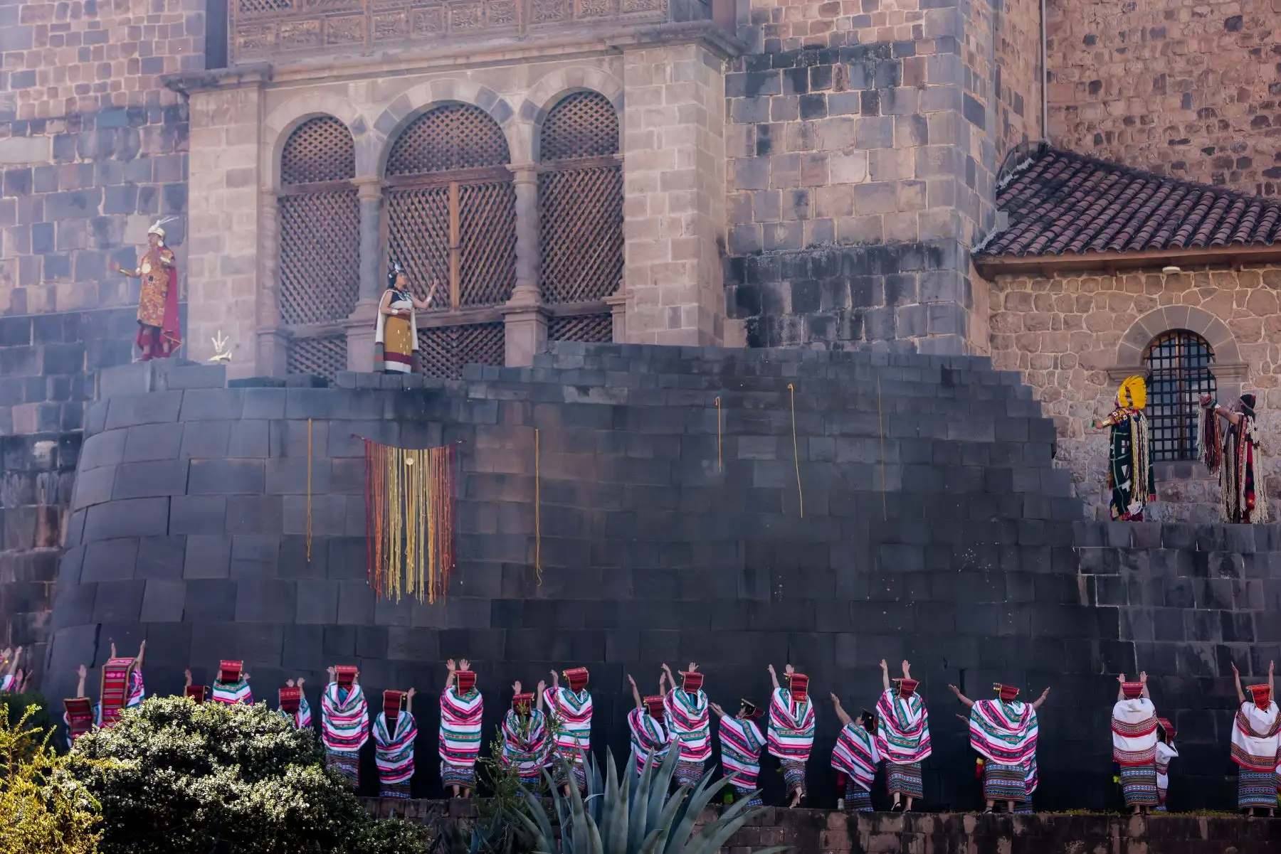 Desde muy temprano miles de personas, entre pobladores y turistas se congregaron en los tres escenarios donde se desarrolla el Inti Raymi. Foto: ANDINA/Luis Iparraguirre