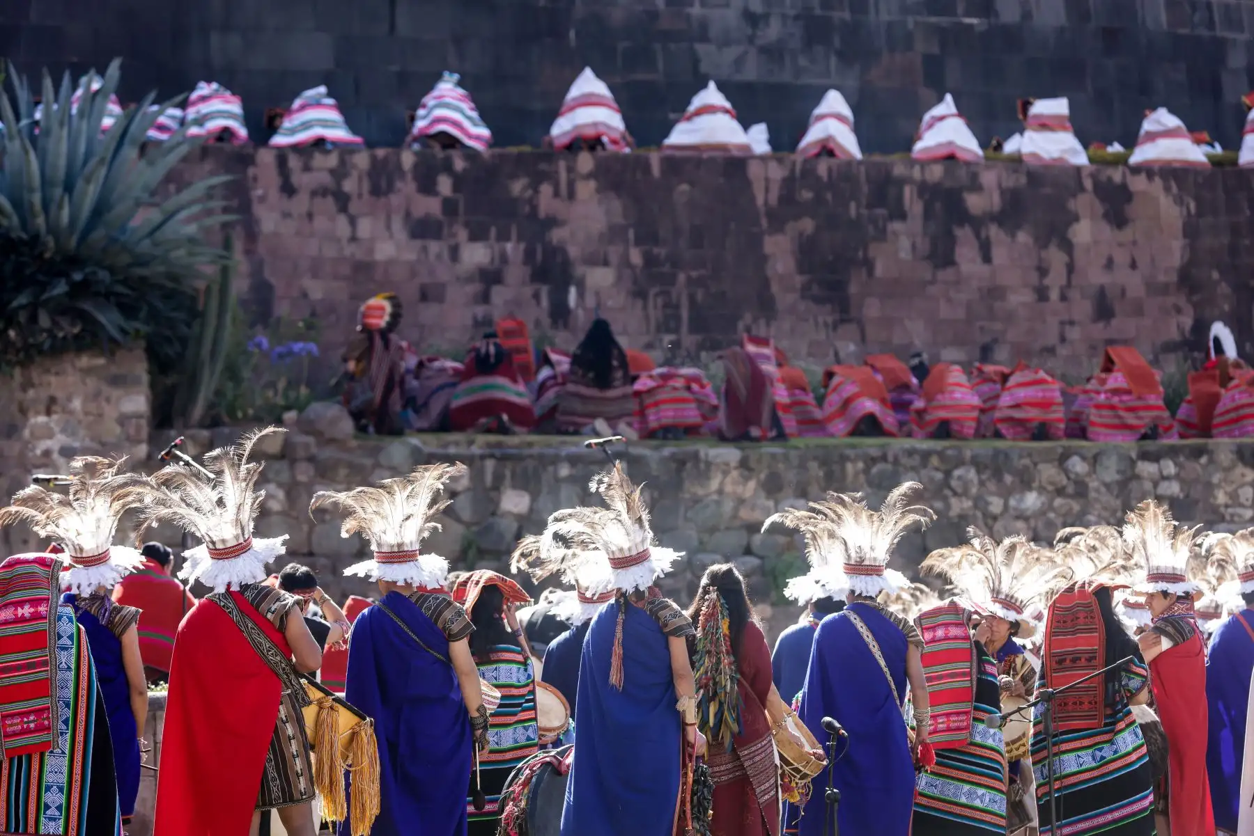 Más de 45,000 turistas, entre nacionales y extranjeros, disfrutan hoy de la impresionante escenificación del Inti Raymi o Fiesta del Sol que se celebra a esta hora en la ciudad de Cusco, que celebra el día central de su mes jubilar. Foto: ANDINA/Luis Iparraguirre