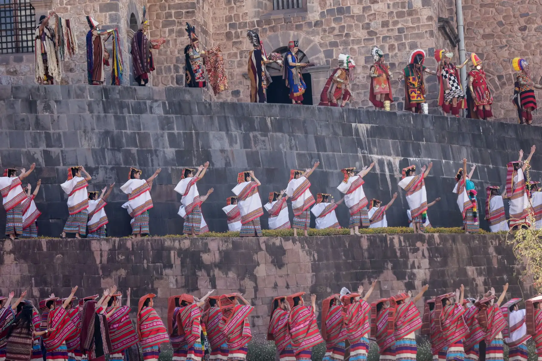 La ceremonia principal se desarrolla en la explanada de Sacsayhuaman, donde cientos de actores, ataviados con trajes incas, representan al Inca, la Coya, el Willaq Umo y otros personajes importantes de la corte incaica.  Foto: ANDINA/Luis Iparraguirre