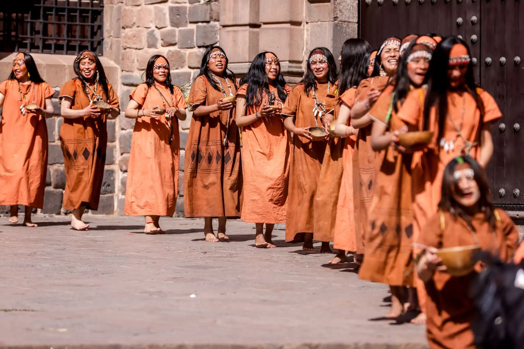 Se informó que alrededor de 30,000 personas colmaron la avenida El Sol para apreciar el inicio de la ceremonia del Inti Raymi en Cusco. Foto: ANDINA/Luis Iparraguirre