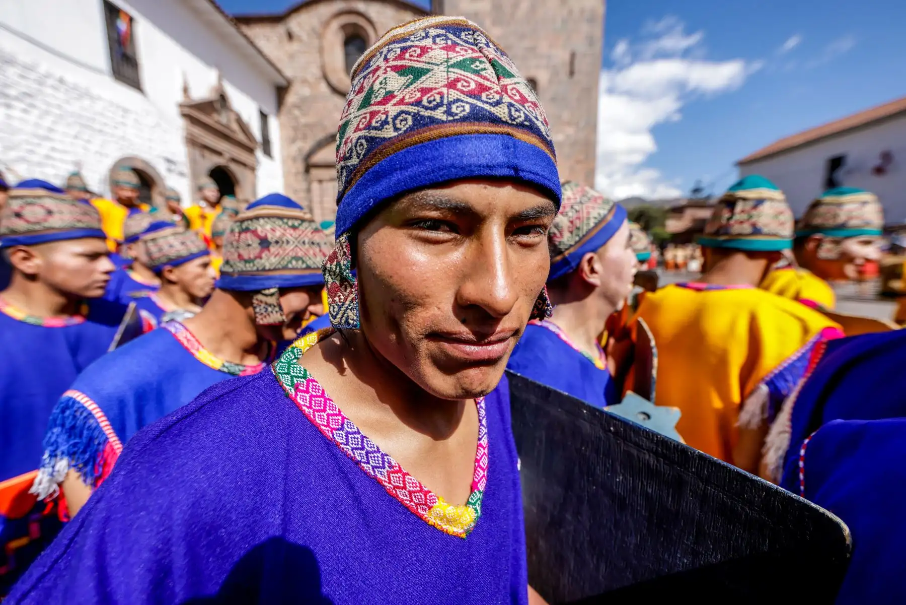Mientras se desarrollaba esta ceremonia otras miles de personas, alrededor de 20,000, se reunía en la plaza de Armas para apreciar el segundo acto del Inti Raymi y que contó con la presencia del alcalde del Cusco y de otras autoridades cusqueñas. Foto: ANDINA/Luis Iparraguirre
