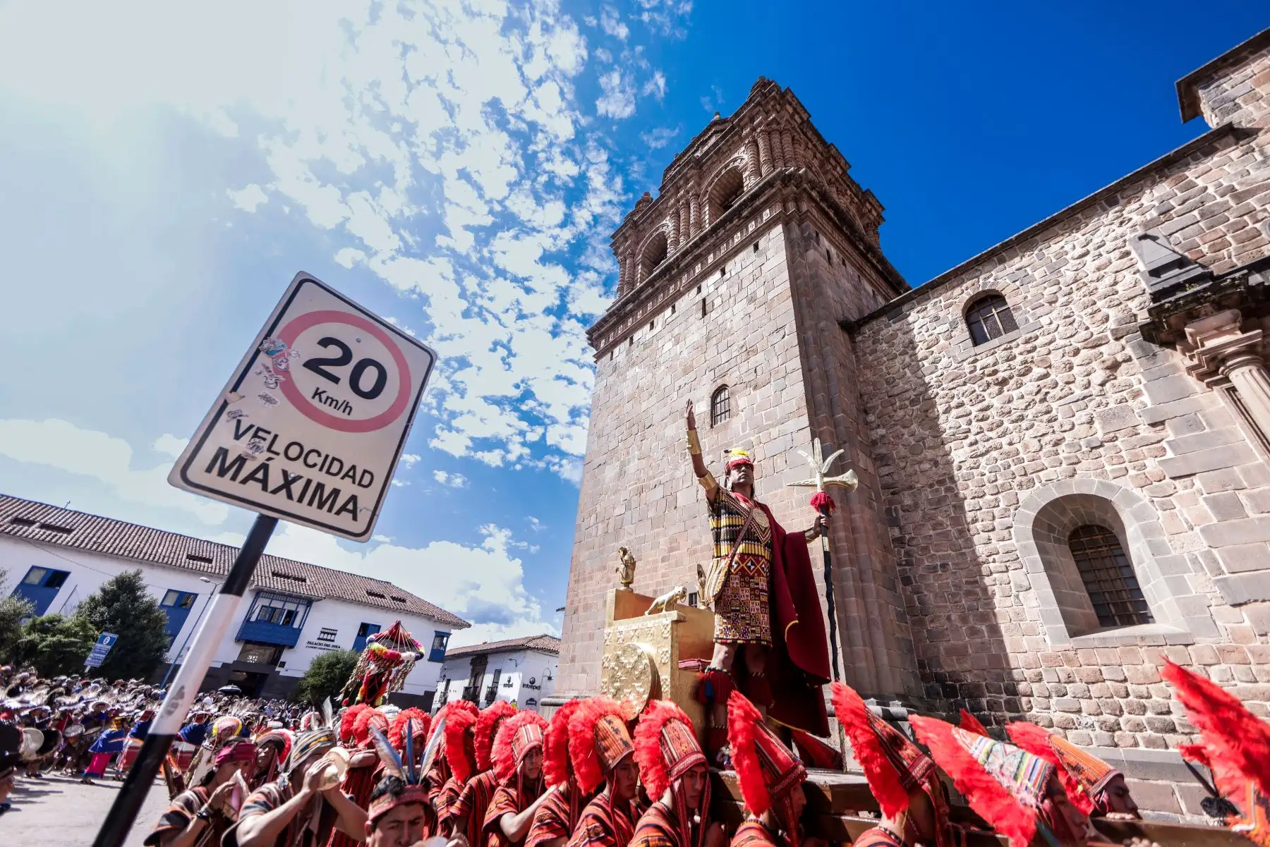 El Inca, el personaje principal dentro de la ceremonia de adoración y respeto al Inti (dios sol), es aplaudido por todo el público. Foto: ANDINA/Luis Iparraguirre