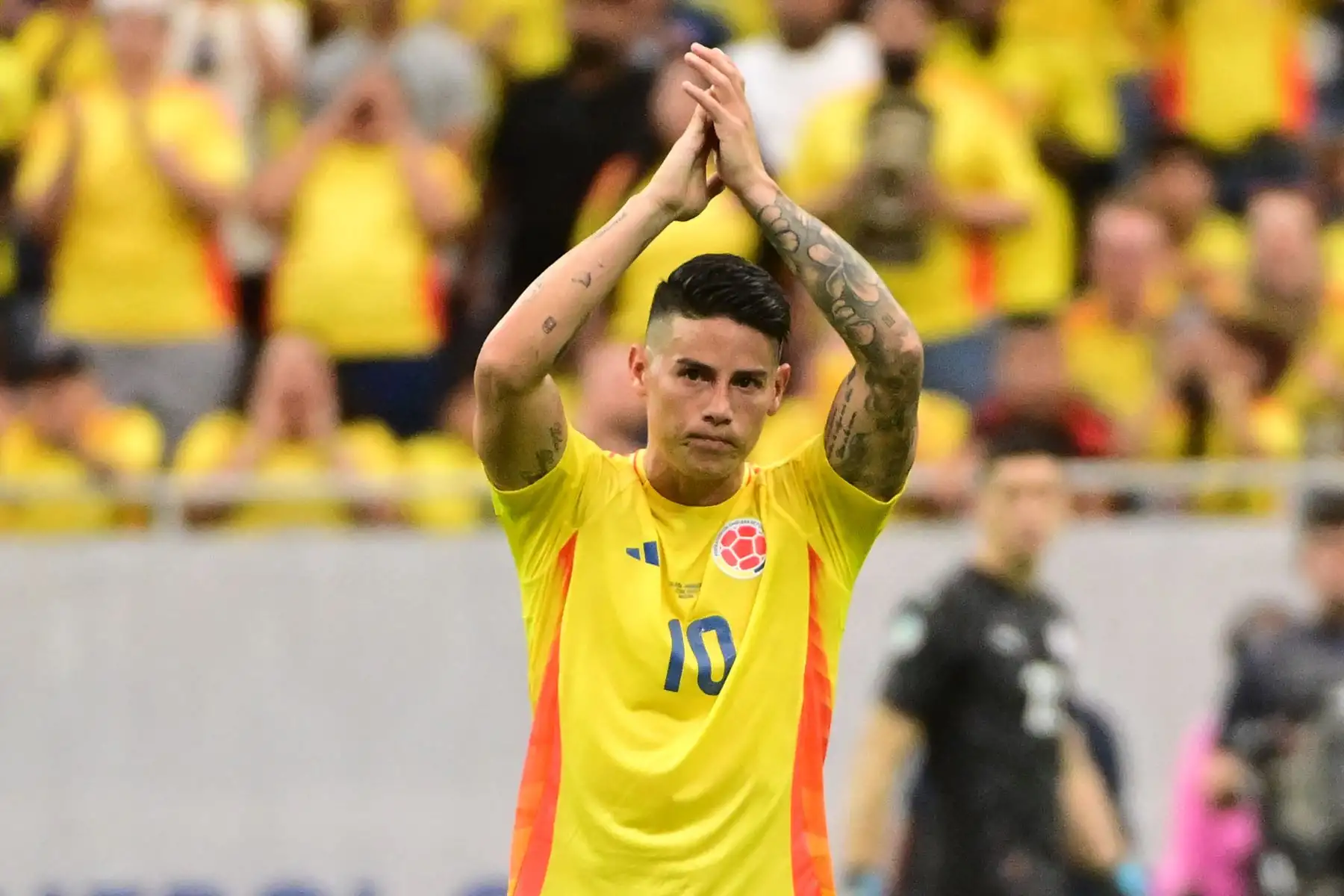 James Rodríguez de Colombia aplaude a los fanáticos mientras es sustituido durante el partido del Grupo D de la CONMEBOL Copa América 2024 entre Colombia y Paraguay: Foto: ANDINA/AFP