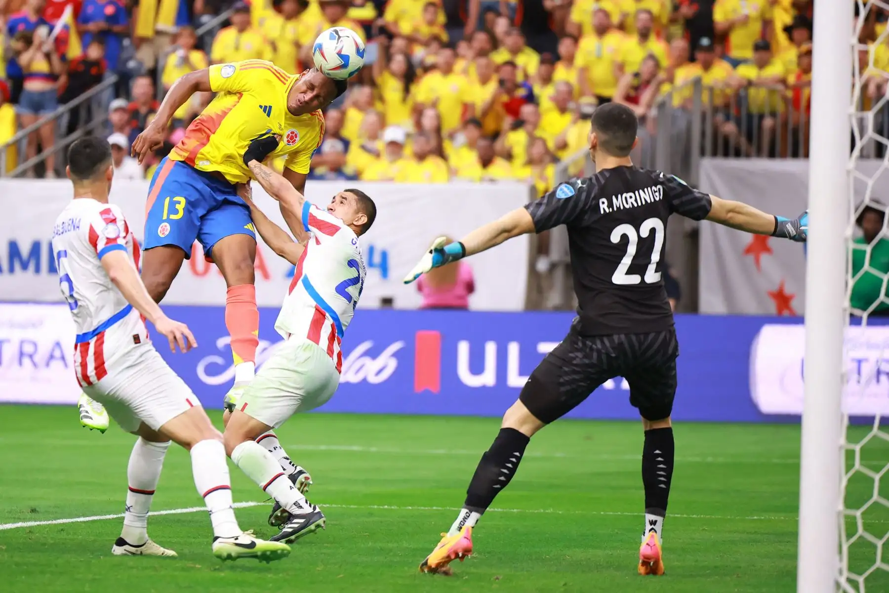 Yerry Mina de Colombia encabeza el balón en el área de penalti durante el partido del Grupo D de la CONMEBOL Copa América 2024 entre Colombia y Paraguay. Foto: ANDINA/AFP