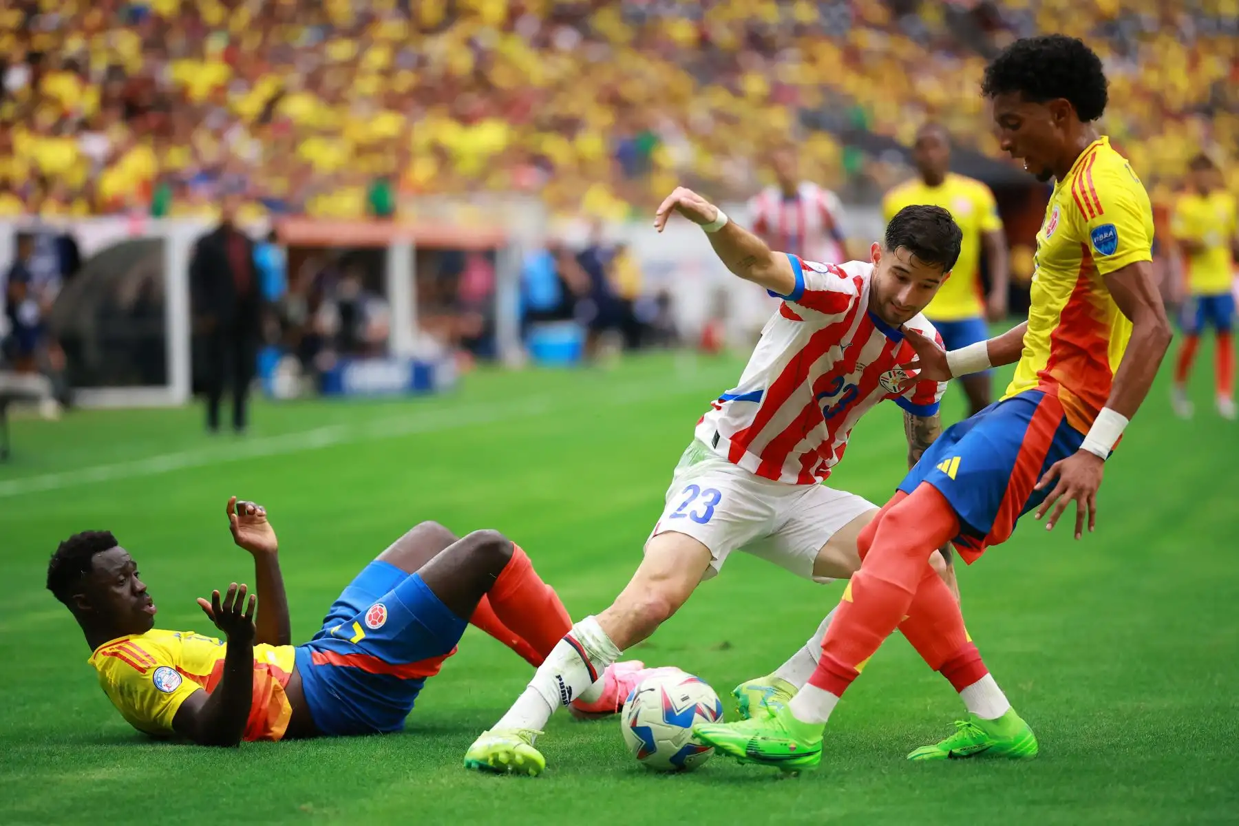 Mathias Villasanti de Paraguay desafía el balón con Johan Mojica de Colombia durante el partido del Grupo D de la CONMEBOL Copa América 2024 entre Colombia y Paraguay. Foto: ANDINA/AFP