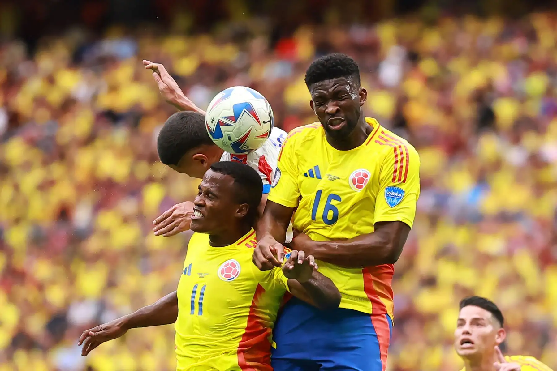 Alex Arce de Paraguay desafía el balón con Jhon Arias y Jefferson Lerma de Colombia durante el partido del Grupo D de la CONMEBOL Copa América 2024 entre Colombia y Paraguay. Foto: ANDINA/AFP
