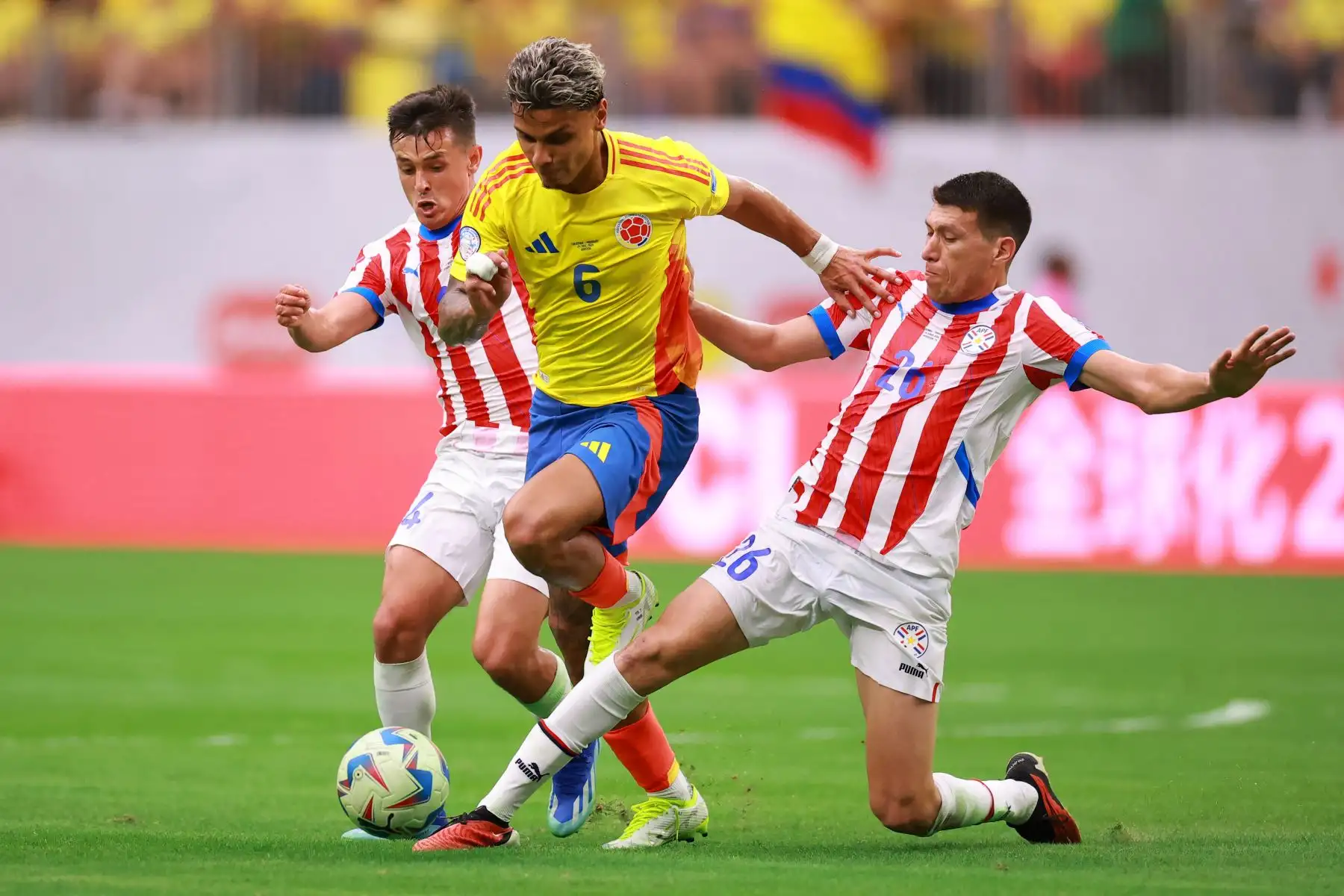 Richard Ríos de Colombia desafía el balón con Hernesto Caballero de Paraguay durante el partido del Grupo D de la CONMEBOL Copa América 2024 entre Colombia y Paraguay. Foto: ANDINA/AFP