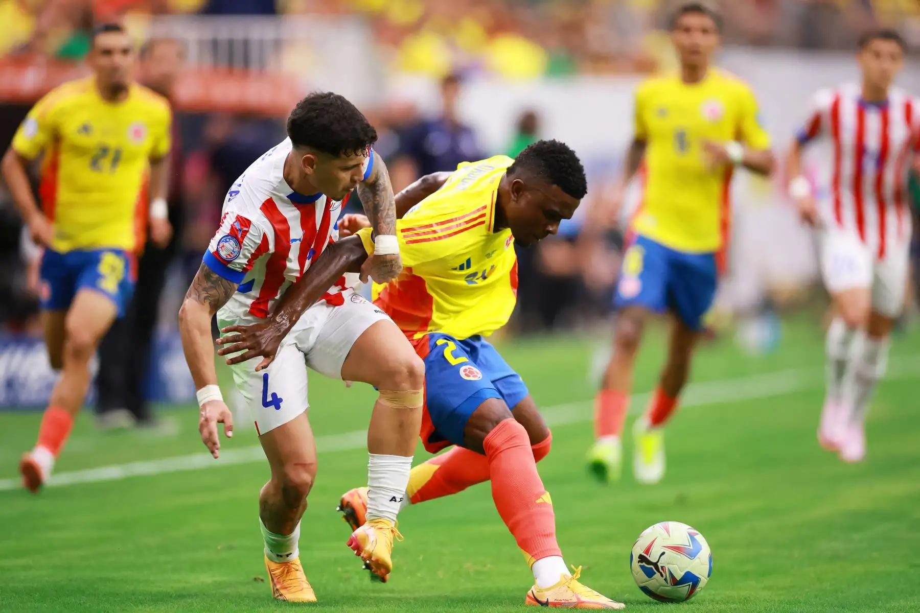 Matías Espinoza de Paraguay desafía el balón con Jhon Córdoba de Colombia durante el partido del Grupo D de la CONMEBOL Copa América 2024 entre Colombia y Paraguay. Foto: ANDINA/ AFP