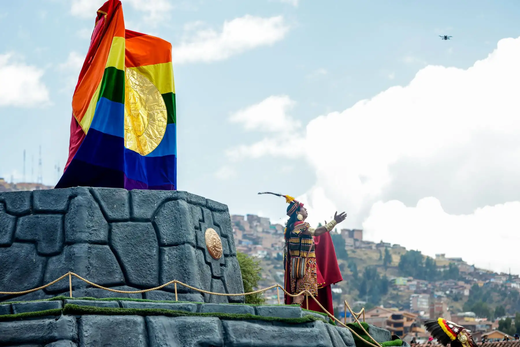 La apoteósica festividad inca del Inti Raymi o Fiesta del Sol, fastuosa expresión cultural que rememora el esplendor del imperio incaico, que constituye un símbolo de identidad de Cusco por lo que fue declarado Patrimonio Cultural del Perú el 3 de marzo de 2001. Foto: ANDINA/Luis Iparraguirre