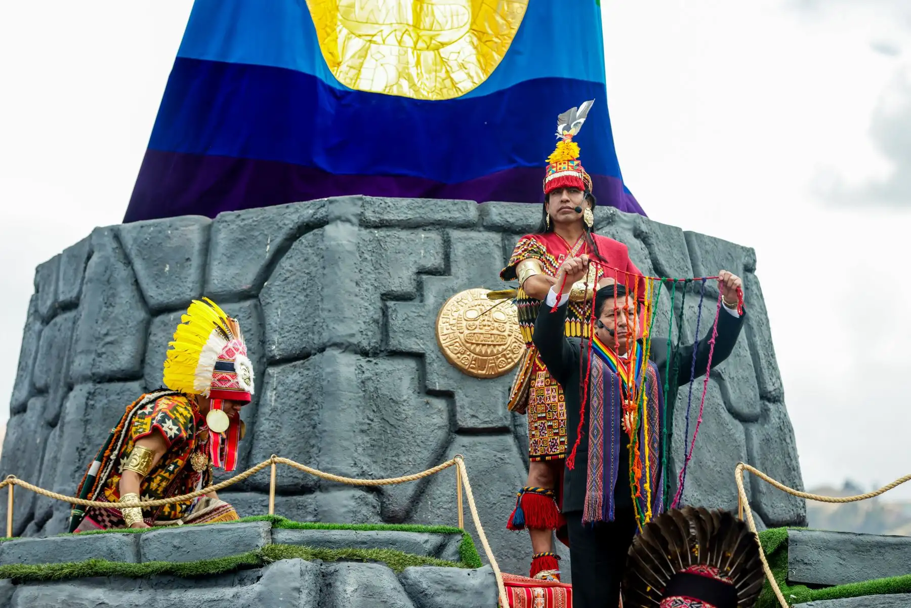 El alcalde del Cusco, Luis Pantoja Calvo, también participó en la ceremonia al acercarse al Inca en medio de la Plaza de Armas. Foto: ANDINA/Luis Iparraguirre
