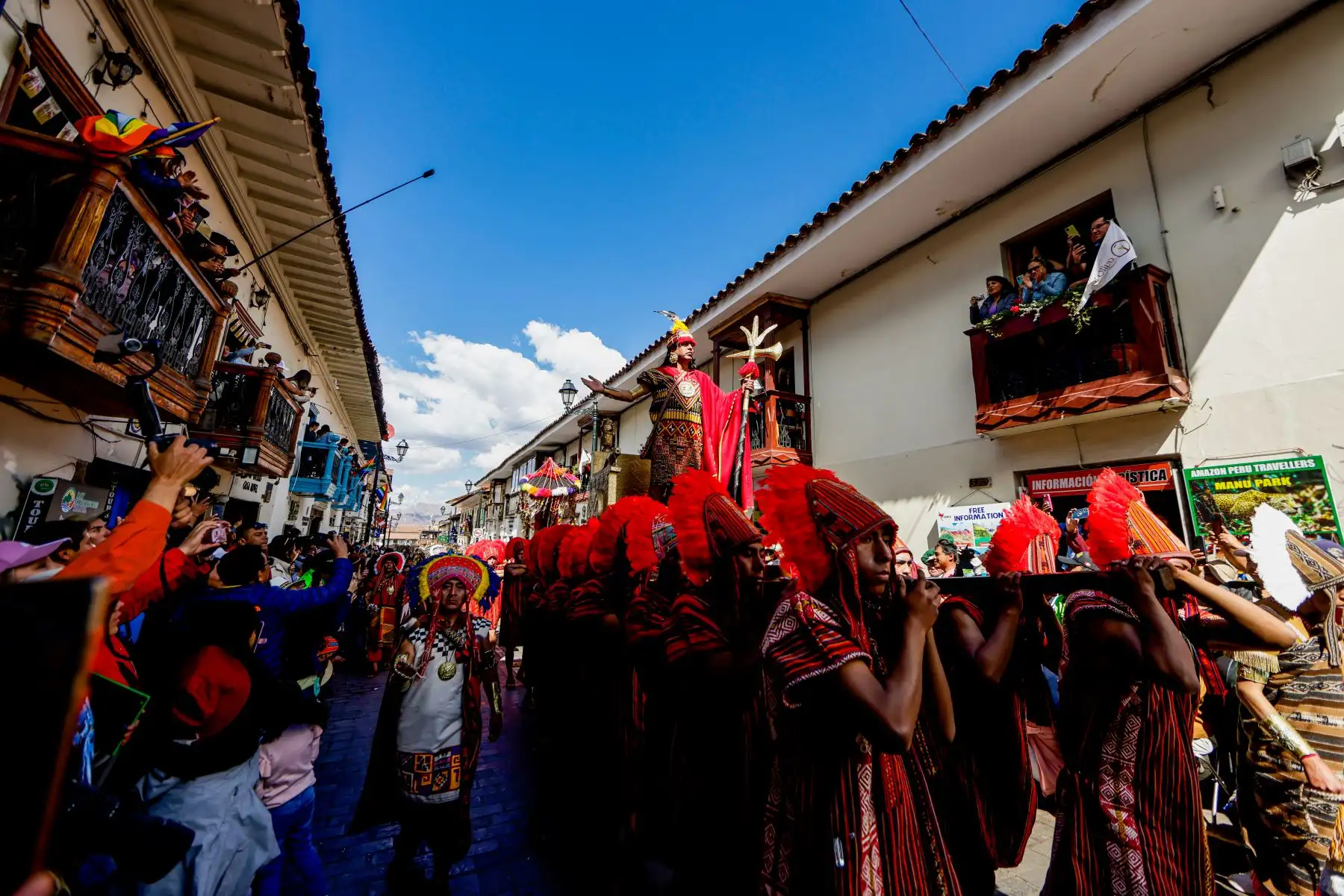 El peregrinaje por las celebraciones del Inti Raymi llegaron a la Plaza de Armas del Cusco donde miles de espectadores, entre turistas peruanos y extranjeros disfrutaron de la presencia del Inca Pachacútec. Foto: ANDINA/Luis Iparraguirre