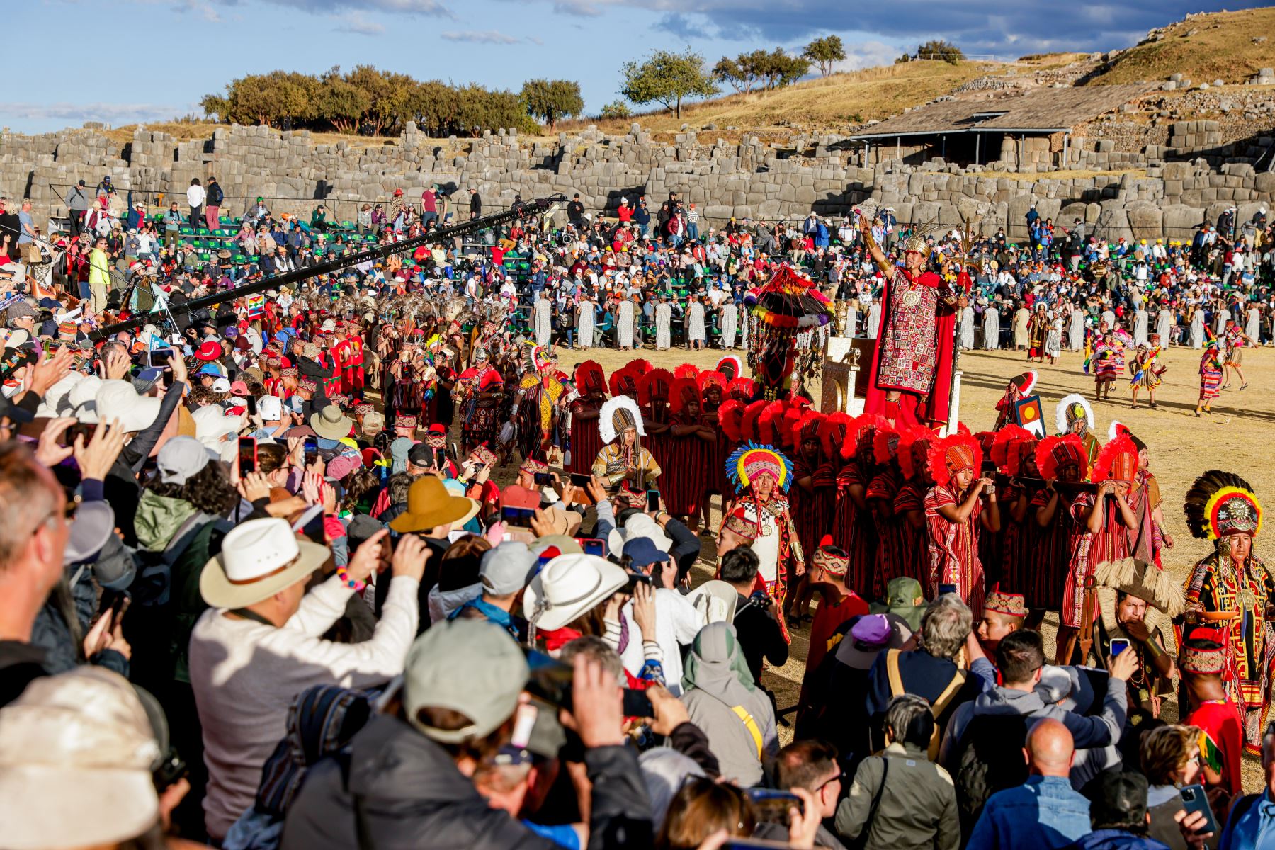 Como es tradicional, en el Día del Cusco se escenificó el Inti Raymi, ceremonia que captó la atención de miles de cusqueños y turistas. Foto: ANDINA/Luis Iparraguirre