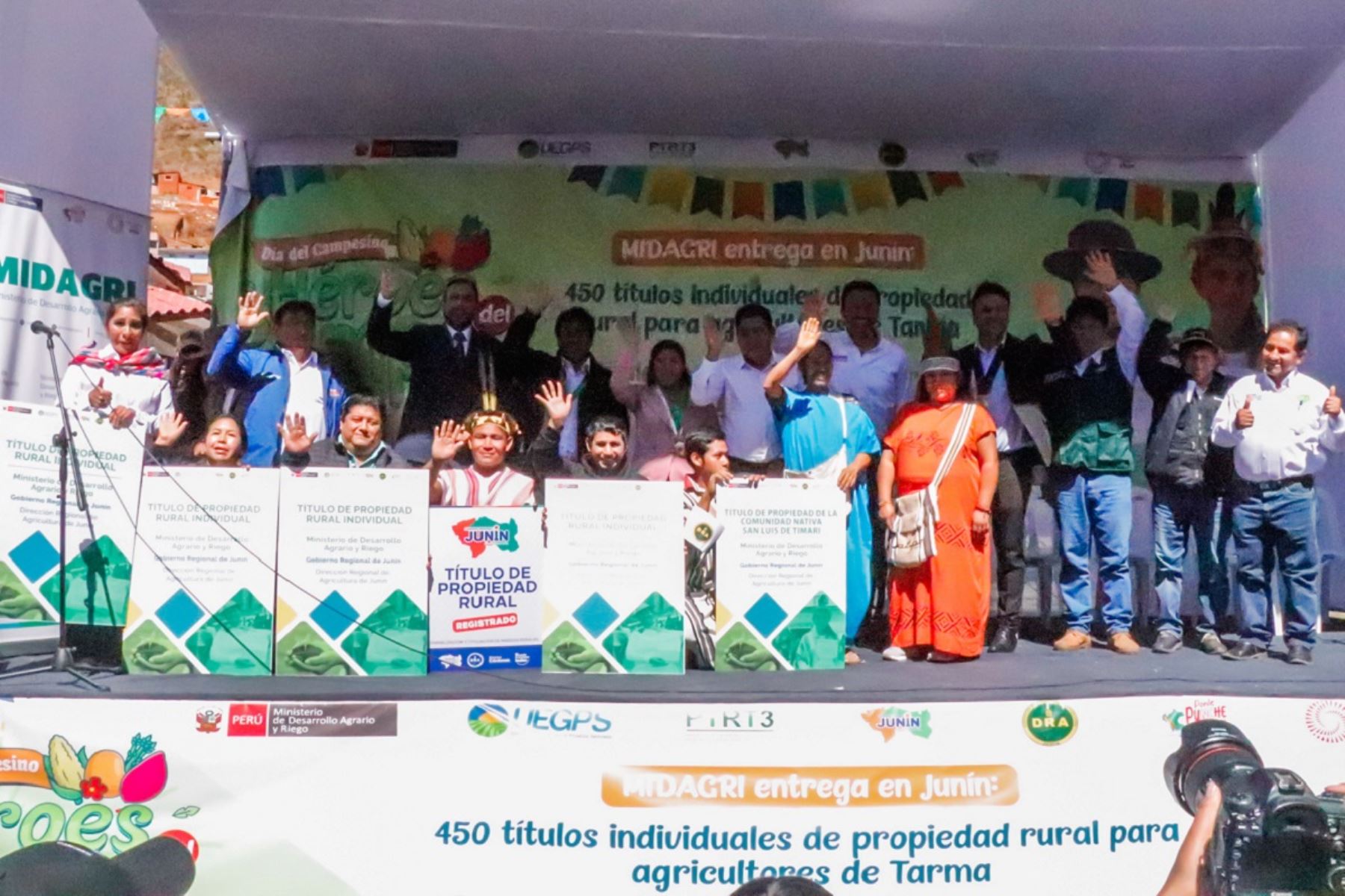 Ministro de Desarrollo Agrario y Riego, Angel Manero lideró actividad central por el Día del Campesino con la entrega de títulos de propiedad a productores agrarios en Junín. Foto: Cortesía.