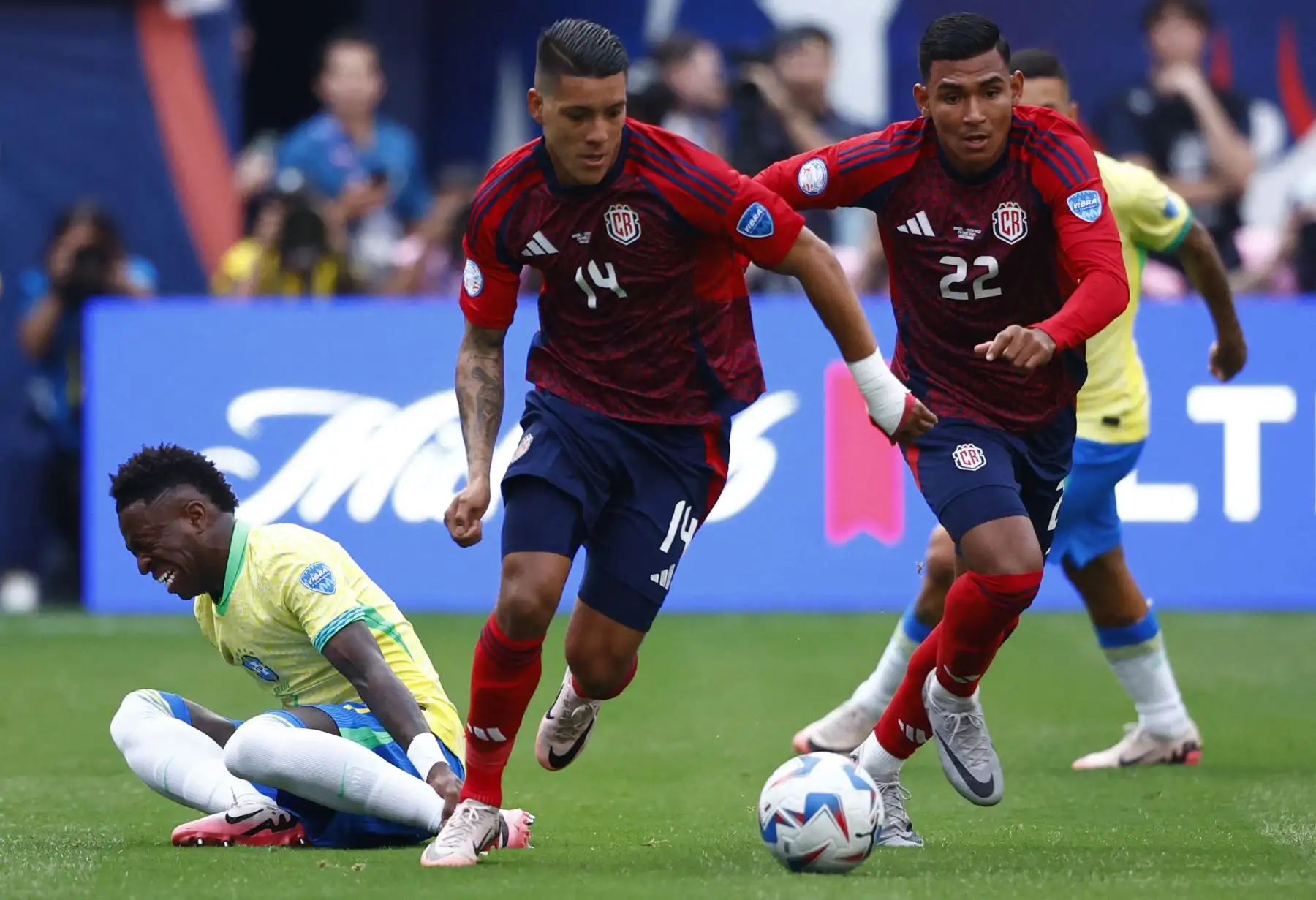 Orlando Galo de Costa Rica controla el balón durante el partido del Grupo D de la CONMEBOL Copa América 2024 entre Brasil y Costa Rica. Foto. ANDINA/ AFP