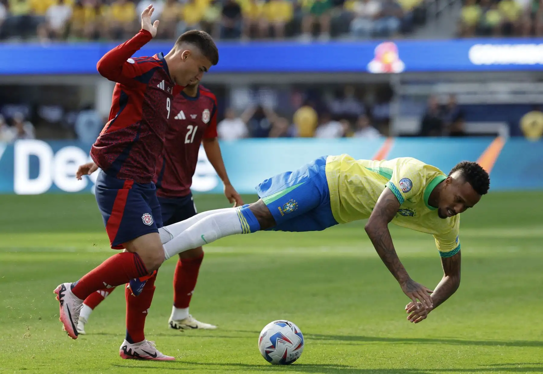 Manfred Ugalde de Costa Rica desafía el balón con Eder Militao de Brasil durante el partido del Grupo D de la CONMEBOL Copa América 2024 entre Brasil y Costa Rica. Foto: ANDINA/AFP