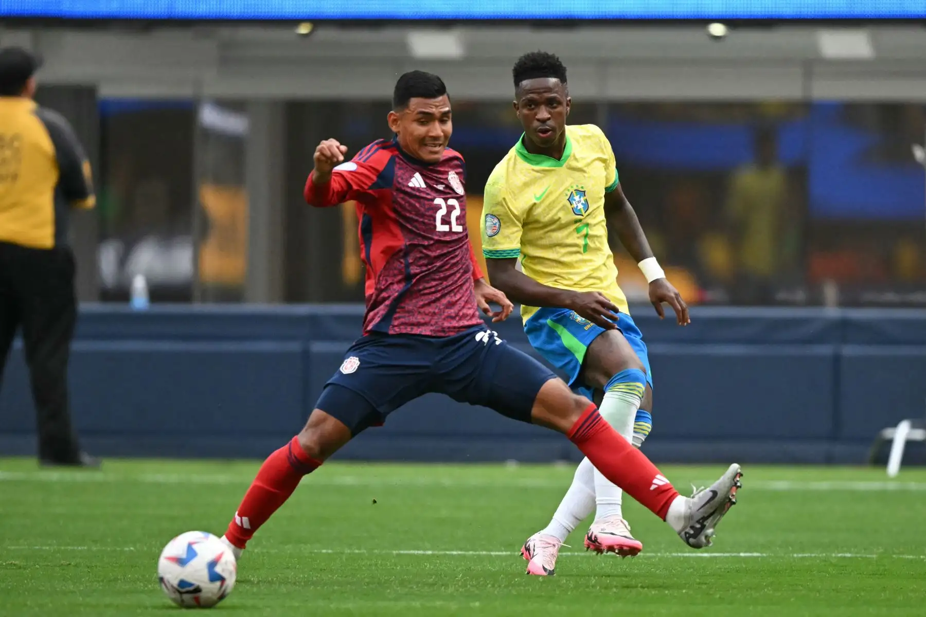El defensor de Costa Rica  Haxzel Quirós lucha por el balón con el delantero brasileño  Vinicius Junior durante el partido de fútbol del grupo D del torneo Conmebol Copa América 2024 entre Brasil y Costa Rica.
Foto: ANDINA/AFP